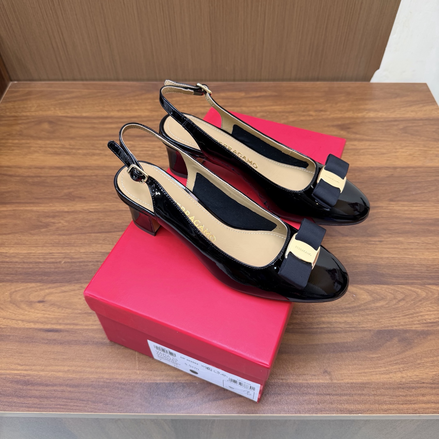 NO:931690,Top quality Ferragamo counter 2026 early spring series new products ———————— The shoe shape has smooth lines and a great fit. It is comfortable on the feet. Increases height. Looks slimmer. Elongates the leg lines. The fabric is imported patent leather. With high-definition hardware buckles. Lambskin lining. Italian high-density leather outsole. Heel height 5.5cm.  Size35-42 (40, 41, 42 can be customized), sandals, ferragamo, sandals, sheepskin, Leather soles19860909顶级品质 菲拉格慕专柜2026早春系列新品 —————————— 鞋型线条流畅 版型超赞 上脚舒适.增高.显瘦.拉长腿部线条 面料进口漆皮 配高定五金扣 小羊皮内里 意大利高密度真皮大底  跟高5.5cm Size35-42（40、41、42可定制）,凉鞋,ferragamo,sandals,sheepskin,Leather soles,Women's Shoes
