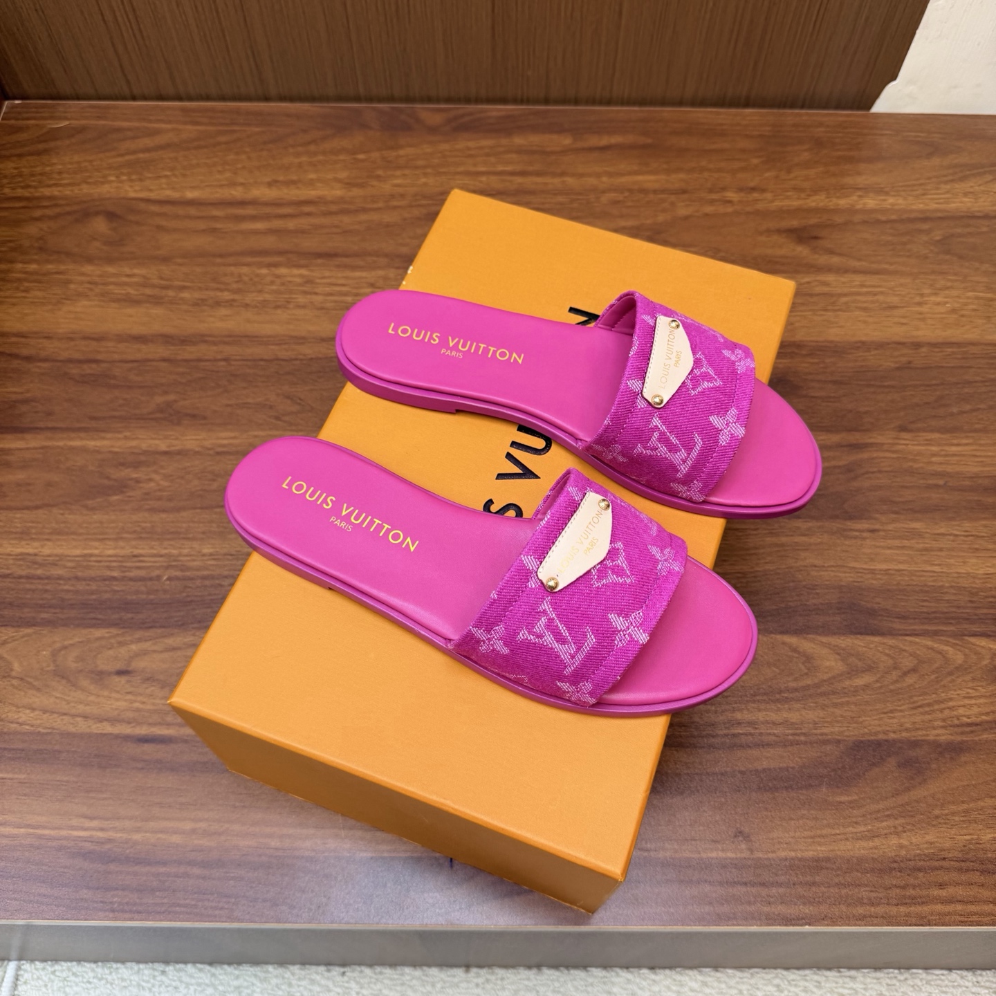 NO:931682,LV | Louis Vuitton 26 2026 early spring new products. The top version counter features the latest slippers/cat-heeled slippers. Hard goods are new. —————————— Original custom denim for the upper. Imported goatskin lining for the outsole. Original Italian leather outsole. High flat sole. Shoe size: 35-42 (40, 41, 42 customized are not returnable), slippers, louis vuitton, louis  vuitton,slippers,sheepskin,leather soles19860909LV | 路易威登 26 2026早春新品 顶级版本专柜主打最新款 拖鞋/猫跟拖鞋 硬货上新 ———————————— 鞋面原版定制牛仔布 内里进口山羊皮里 大底原版意大利真皮大底 跟高平底 鞋码: 35-42（40、41、42定制不退换）,拖鞋,louis vuitton,louis vuitton,slippers,sheepskin,Leather soles,Women's Shoes