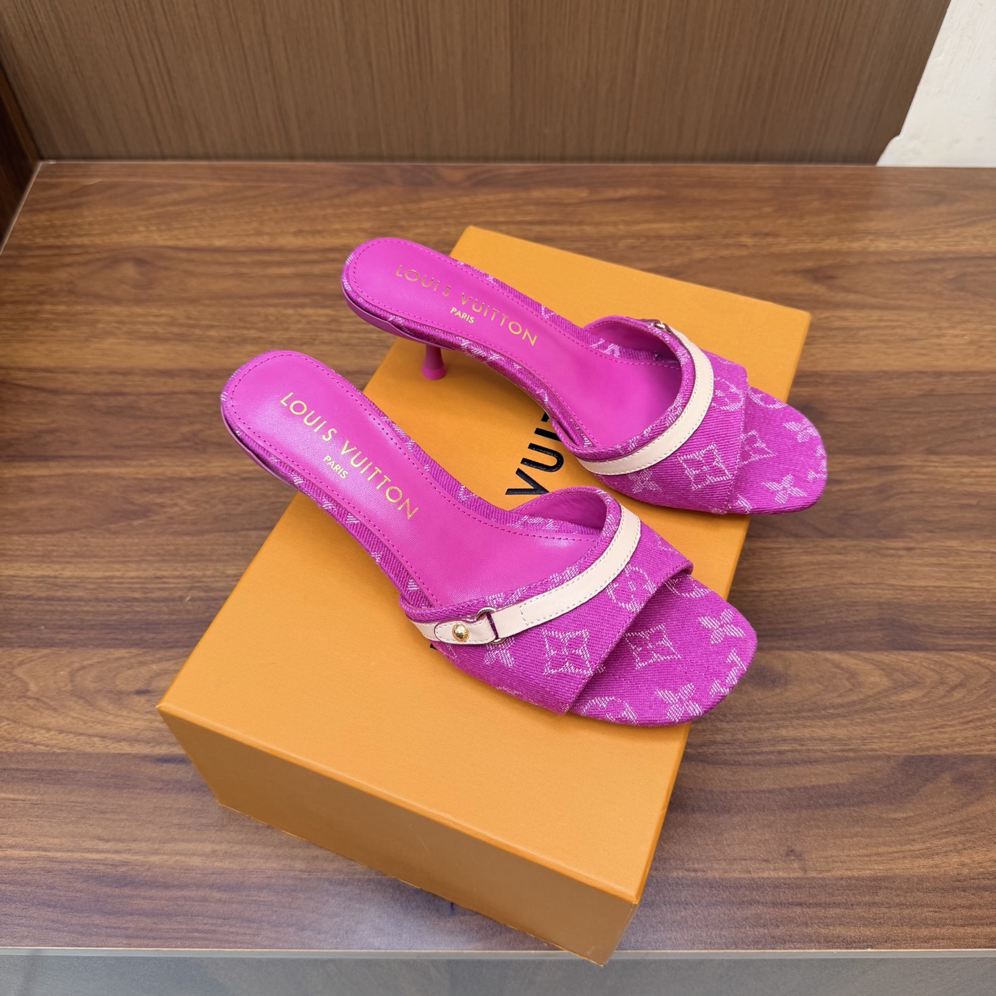 NO:931659,LV | Louis Vuitton 26 2026 early spring new products. The top version counter focuses on the latest slippers/cat-heeled slippers. Hard goods are new. —————————— Original custom denim upper. Imported goat leather lining. Original Italian leather outsole. Heel height 5.5cm. Shoe size: 35-42 (customized 40, 41, 42 are not returnable), high-heeled shoes and slippers, louis vuitton, louis  vuitton,high heels,slippers,sheepskin,Leather soles19860909LV | 路易威登 26 2026早春新品 顶级版本专柜主打最新款 拖鞋/猫跟拖鞋 硬货上新 ———————————— 鞋面原版定制牛仔布 内里进口山羊皮里 大底原版意大利真皮大底 跟高5.5cm 鞋码: 35-42（40、41、42定制不退换）,高跟鞋拖鞋,louis vuitton,louis vuitton,high heels,slippers,sheepskin,Leather soles,Women's Shoes