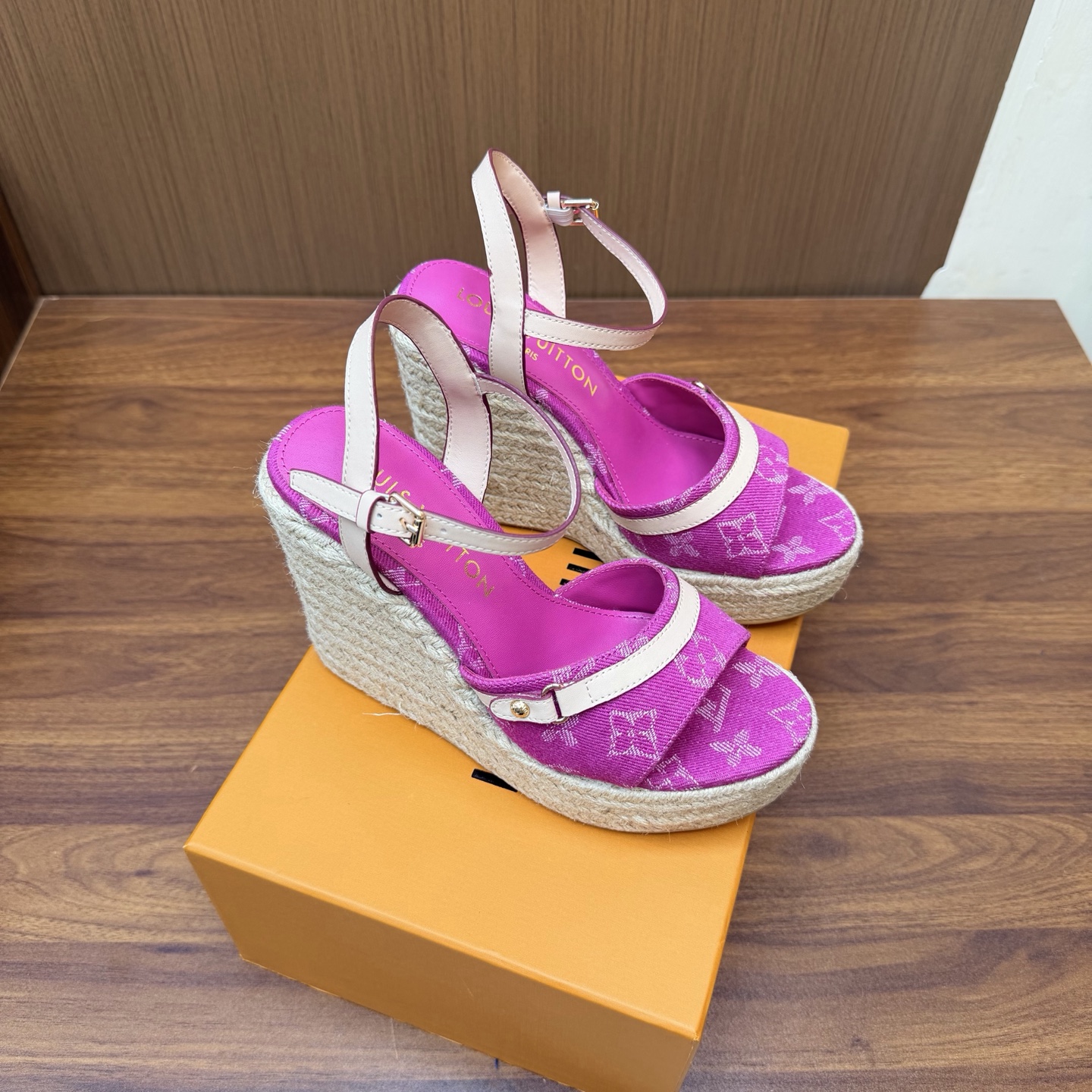 NO:931648,LV | Louis Vuitton 25 2026 Early Spring New Products The top version counter features the latest wedge straw three-color sandals/shoes New hard goods —————————— Original denim uppers Imported goatskin lining Outsole rubber sole Shoe size: 35-39 (40, 41, 42 customizations are not returnable), high-heeled sandals, louis vuitton, louis  vuitton,sandals,high heels,espadrilles,sheepskin19860909LV | 路易威登 25 2026 早春新品 顶级版本专柜主打最新款 坡跟草编三彩凉鞋/单鞋 硬货上新 ———————————— 鞋面原版牛仔布 内里进口山羊皮里 大底橡胶底 鞋码: 35-39（40、41、42定制不退换）,高跟鞋凉鞋,louis vuitton,louis vuitton,sandals,high heels,espadrilles,sheepskin,Women's Shoes