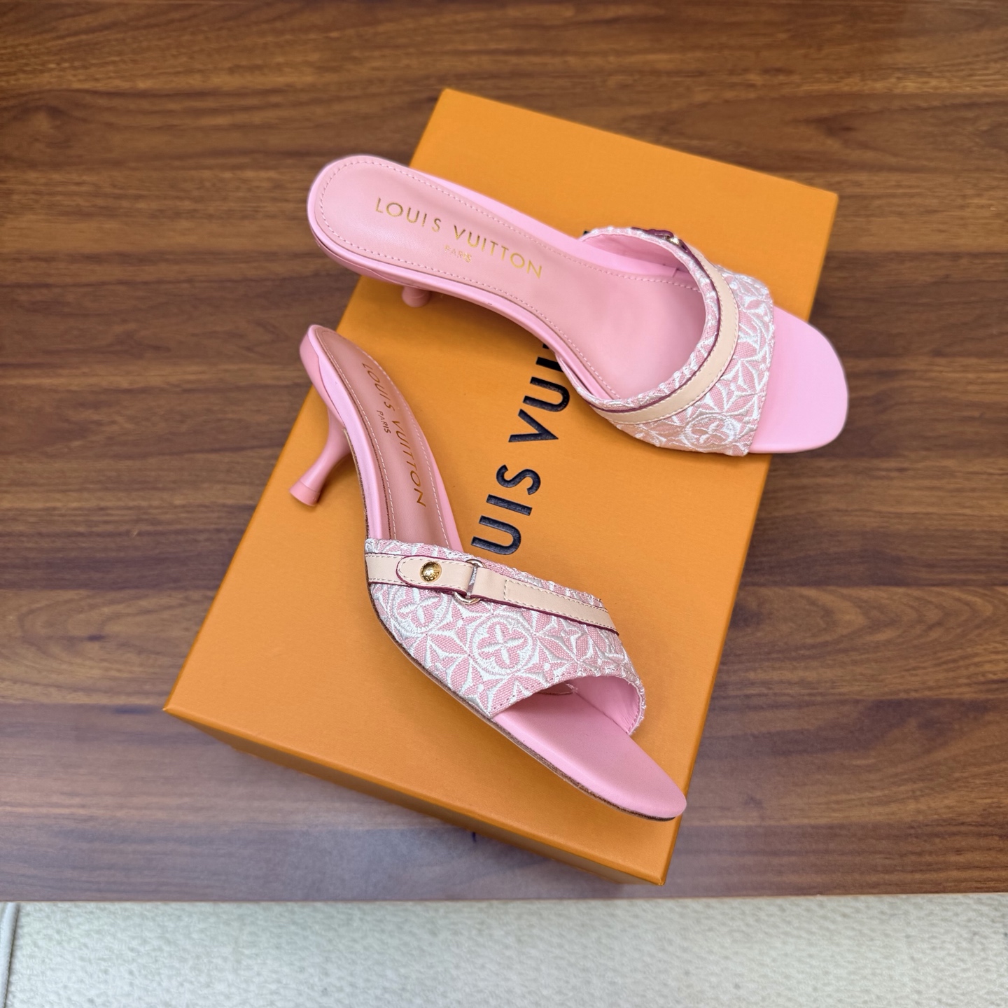 NO:931611,LV | Louis Vuitton 26 2026 Early Spring New Products The top version counter specializes in the latest slippers/cat heel slippers New hard goods —————————— Original custom denim embroidery on the uppers Imported goat leather lining Outsole Original Italian leather outsole Heel height 5.5cm Shoe size: 35-42 (customized 40, 41, 42 are not returnable), high-heeled shoes and slippers, louis vuitton, louis  vuitton,high heels,slippers,sheepskin,Leather soles19860909LV | 路易威登 26 2026早春新品 顶级版本专柜主打最新款 拖鞋/猫跟拖鞋 硬货上新 ———————————— 鞋面原版定制牛仔布刺绣 内里进口山羊皮里 大底原版意大利真皮大底 跟高5.5cm 鞋码: 35-42（40、41、42定制不退换）,高跟鞋拖鞋,louis vuitton,louis vuitton,high heels,slippers,sheepskin,Leather soles,Women's Shoes