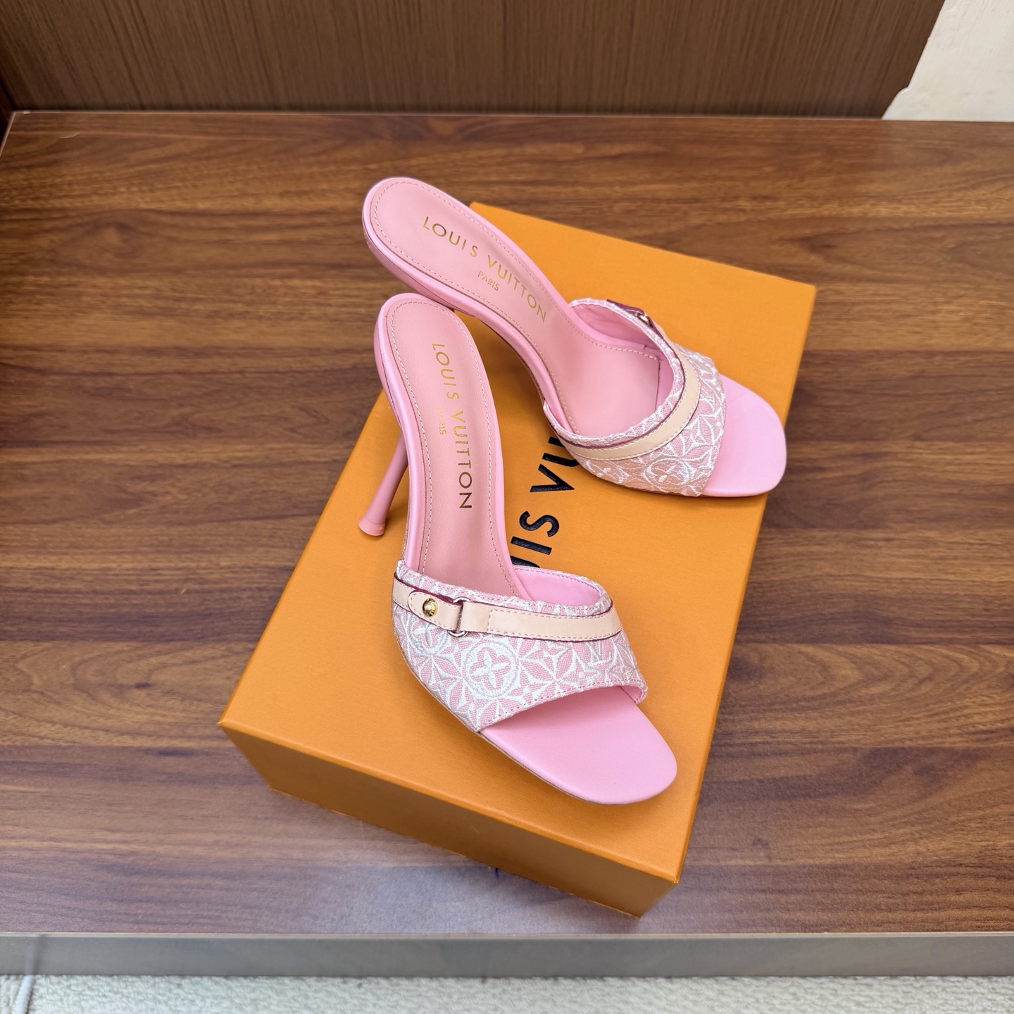 NO:931623,LV | Louis Vuitton 26 2026 early spring new products. The top version counter features the latest slippers/cat-heeled slippers. Hard goods are new. —————————— Original custom denim embroidery on the upper. Imported goatskin lining on the inside. Original Italian genuine leather outsole. Heel height 9.5cm. Shoe size: 35-42 (40, 41, 42 customized are not returnable), high-heeled shoes and slippers, louis vuitton, louis  vuitton,high heels,slippers,sheepskin,Leather soles19860909LV | 路易威登 26 2026早春新品 顶级版本专柜主打最新款 拖鞋/猫跟拖鞋 硬货上新 ———————————— 鞋面原版定制牛仔布刺绣 内里进口山羊皮里 大底原版意大利真皮大底 跟高9.5cm 鞋码: 35-42（40、41、42定制不退换）,高跟鞋拖鞋,louis vuitton,louis vuitton,high heels,slippers,sheepskin,Leather soles,Women's Shoes