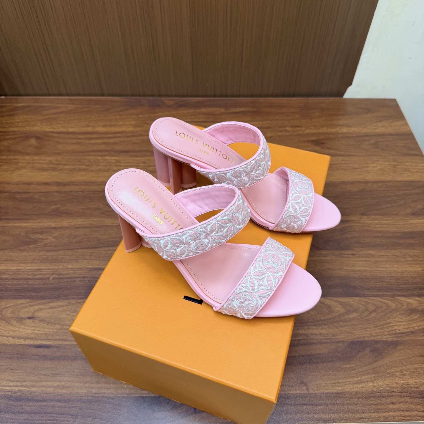 NO:931636,LV | Louis Vuitton 26 2026 early spring new products. The top version counter features the latest slippers/cat-heeled slippers. Hard goods are new. —————————— Original custom denim embroidery on the upper. Imported goatskin lining inside. Original Italian leather outsole. Heel height 8cm. Shoe size: 35-42 (40, 41, 42 customized are not returnable), high-heeled shoes and slippers, louis vuitton, louis  vuitton,high heels,slippers,sheepskin,Leather soles19860909LV | 路易威登 26 2026早春新品 顶级版本专柜主打最新款 拖鞋/猫跟拖鞋 硬货上新 ———————————— 鞋面原版定制牛仔布刺绣 内里进口山羊皮里 大底原版意大利真皮大底 跟高8cm 鞋码: 35-42（40、41、42定制不退换）,高跟鞋拖鞋,louis vuitton,louis vuitton,high heels,slippers,sheepskin,Leather soles,Women's Shoes