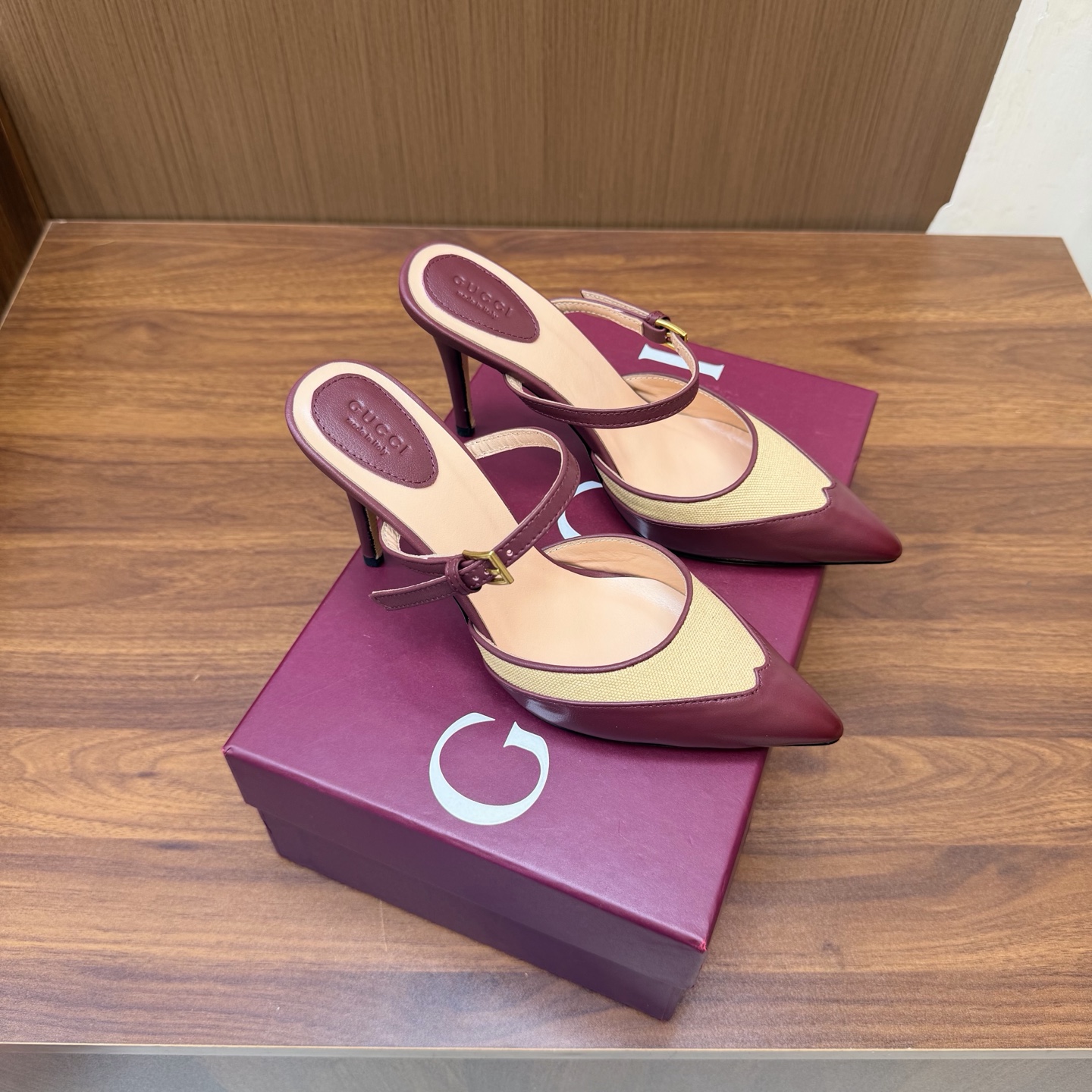 NO:931589,2026 Spring and Summer Gucci's latest Mule high-heeled sandals —————————————— This women's thong sandals are paired with classic big D new horsebit details and gold-toned accessories, highlighting the brand heritage and showing a unique charm. Made of exquisite sheepskin, the design is elegant yet casual, making it a refreshing and ideal item for warm season styles. Upper imported cowhide cloth lining/foot-padded lambskin. Genuine leather sole. Heel height 9.5cm.  Matching sizes 35-42 (41/40/42/customized, non-refundable), high heels and sandals, gucci, sandals, high heels, cowhide, sheepskin198609092026 春夏季Gucci最新款穆勒高跟 凉鞋 ————————————— 这款女士夹趾凉鞋搭配饰经典大D新马衔扣细节金色调配件,彰显品牌传承,尽显别样魅力.采用精致羊皮打造,设计优雅而不失随性,是暖季造型的清爽理想单品 鞋面进口牛皮布面 内里/垫脚小羊皮 鞋底真皮底 跟高9.5cm 配码35-42（41/40/42/定做不退换）,高跟鞋凉鞋,gucci,sandals,high heels,cowhide,sheepskin,Women's Shoes