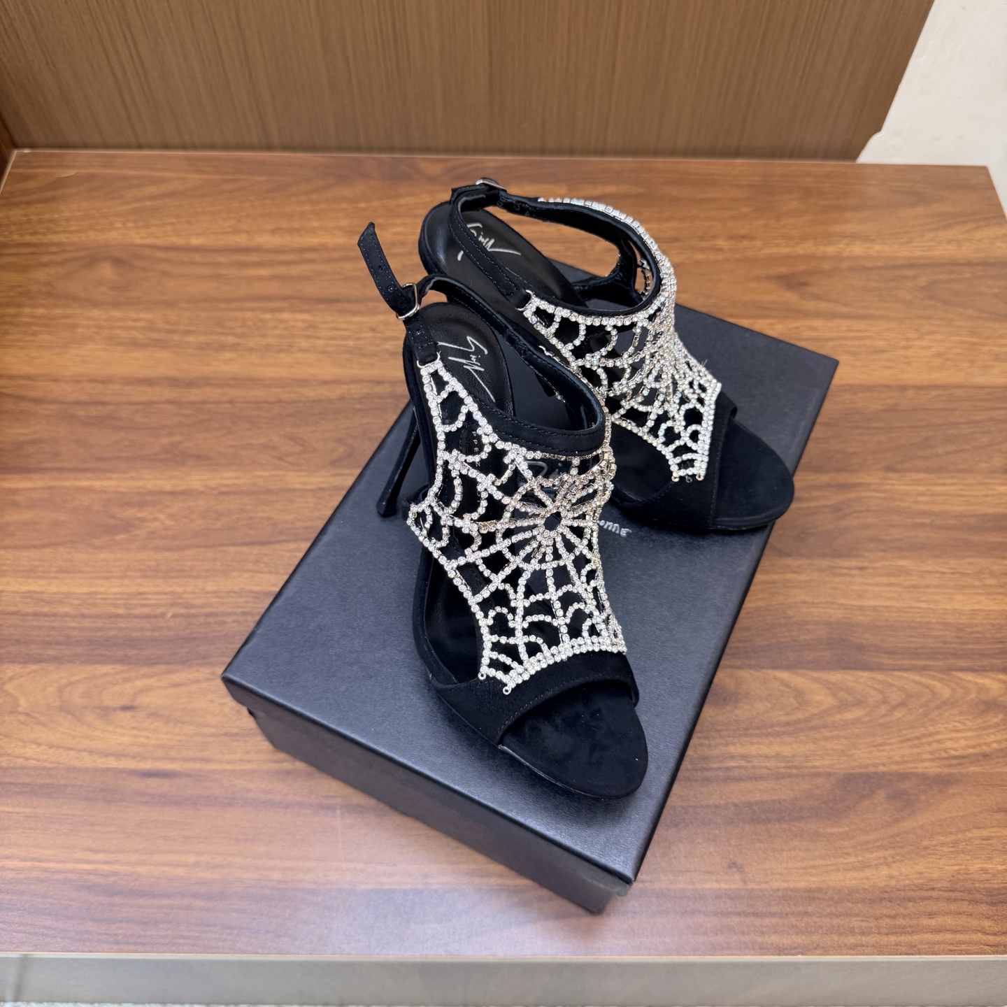 NO:931568,Giuseppe Zanotti 26ss new product spider web diamond chain high heels really understand women's hearts ———————————— GZ's high heels that can kill both men and women. I love them. They are indeed the brand that understands women best. They are sold out as soon as they are new. Especially the side line design is smooth, natural and slim. It makes the whole pair of shoes full of layers and feminine. No matter what your usual style is, please be sure to try it!  Upper sheepskin/patent leather, lining mixed sheepskin, original Italian genuine leather outsole, heel height 10cm, Size 35–41 (40, 41, 42 customized, non-returnable and non-exchangeable), high-heeled sandals, sandals, high heels, sheepskin, sheep, Leather soles19860909Giuseppe Zanotti 26ss新品 蜘蛛网钻链高跟鞋果然很懂女人心 ———————————— GZ斩男又斩女的高跟鞋 爱了 不愧是最懂女人的品牌 上新即售空 尤其是侧面线条设计流畅自然还很显瘦 让整双鞋层次感十足又富有女人味 不管你平时什么风格 请你一定要试试它！ 鞋面羊京/漆皮 内里混种羊皮 原版意大利真皮大底 跟高10cm Size 35–41（40、41、42 定制不退不换）,高跟鞋凉鞋,sandals,high heels,sheepskin,sheep,Leather soles,Women's Shoes