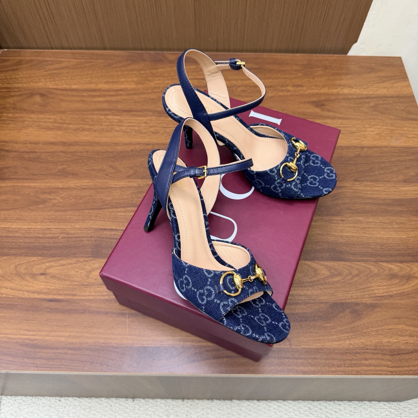 NO:931560,2026 Spring and Summer Gucci's latest diamond buckle double G horsebit high heels and sandals ———————————— This women's thong sandals are paired with gold-toned accessories decorated with classic big D new horsebit details, highlighting the brand heritage and showing a unique charm. Made of exquisite sheepskin, the design is elegant yet casual, making it a refreshing and ideal item for the warm season. The upper is imported patent leather/cloth, the lining/foot pad is lambskin, the sole is genuine leather, and the heel height is 8.5cm.  Matching sizes 35-42 (41/40/42/customized, non-refundable), high heels and sandals, gucci, sandals, high heels, sheepskin198609092026 春夏季Gucci最新钻扣双G字马衔扣高跟 凉鞋 ————————————— 这款女士夹趾凉鞋搭配饰经典大D新马衔扣细节金色调配件,彰显品牌传承,尽显别样魅力.采用精致羊皮打造,设计优雅而不失随性,是暖季造型的清爽理想单品 鞋面进口漆皮/布面 内里/垫脚小羊皮 鞋底真皮底 跟高8.5cm 配码35-42（41/40/42/定做不退换）,高跟鞋凉鞋,gucci,sandals,high heels,sheepskin,Women's Shoes