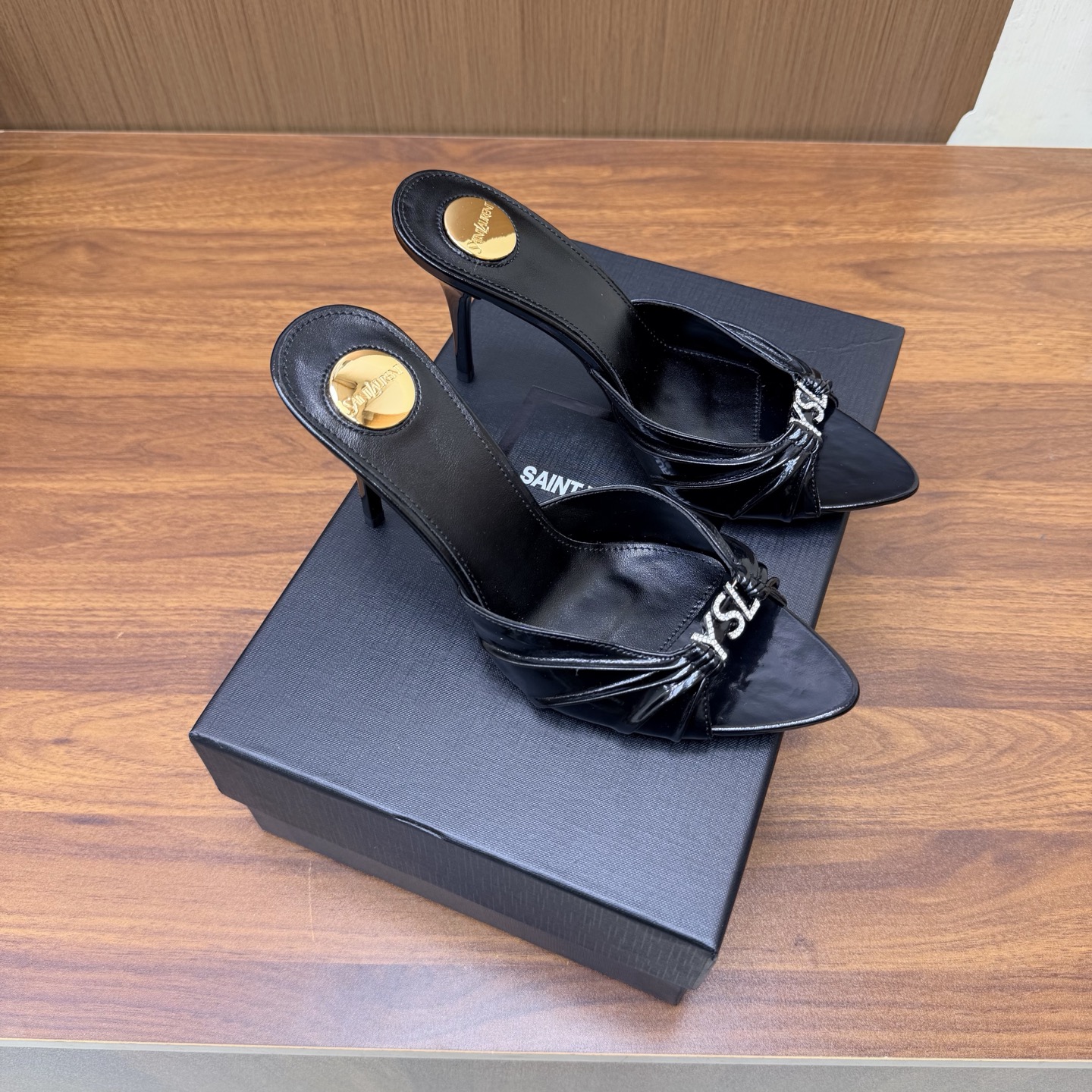 NO:931554,2026 spring and summer new YSL Saint Laurent / Yves Saint Laurent ysl slippers, super super invincible and popular slippers —————————————— This hardware buckle of each layout in our house must be molded and customized at 1:1!  The effect is very comfortable, the foot feels great, and whether you pair it with jeans, a small suit, or a skirt, it can be matched with natural leather uppers/silk, sheepskin lining, genuine leather outsole, heel height 7.5cm, sizes 35-42 (40-42 customization is non-returnable and non-exchangeable), high heels and slippers, saint laurent, saint laurent, saint laurent, high  heels,slippers,skirts,jeans,cowhide,sheepskin,real silk,Leather soles198609092026春夏新款 YSL Saint Laurent / 圣罗兰ysl拖鞋 超级超级无敌火爆的一个款拖鞋 —————————————— 这款我们家每个版面的五金扣都要开模1:1定制！效果非常舒服,脚感很棒,而且无论你搭配牛仔裤,小西服,裙子,都能搭配自然 鞋面牛皮/真丝 内里绵羊皮 鞋底真皮大底 跟高7.5cm 尺码35-42（40-42定制不退不换),高跟鞋拖鞋,saint laurent,saint laurent,saint laurent,high heels,slippers,skirts,jeans,cowhide,sheepskin,real silk,Leather soles,Women's Shoes