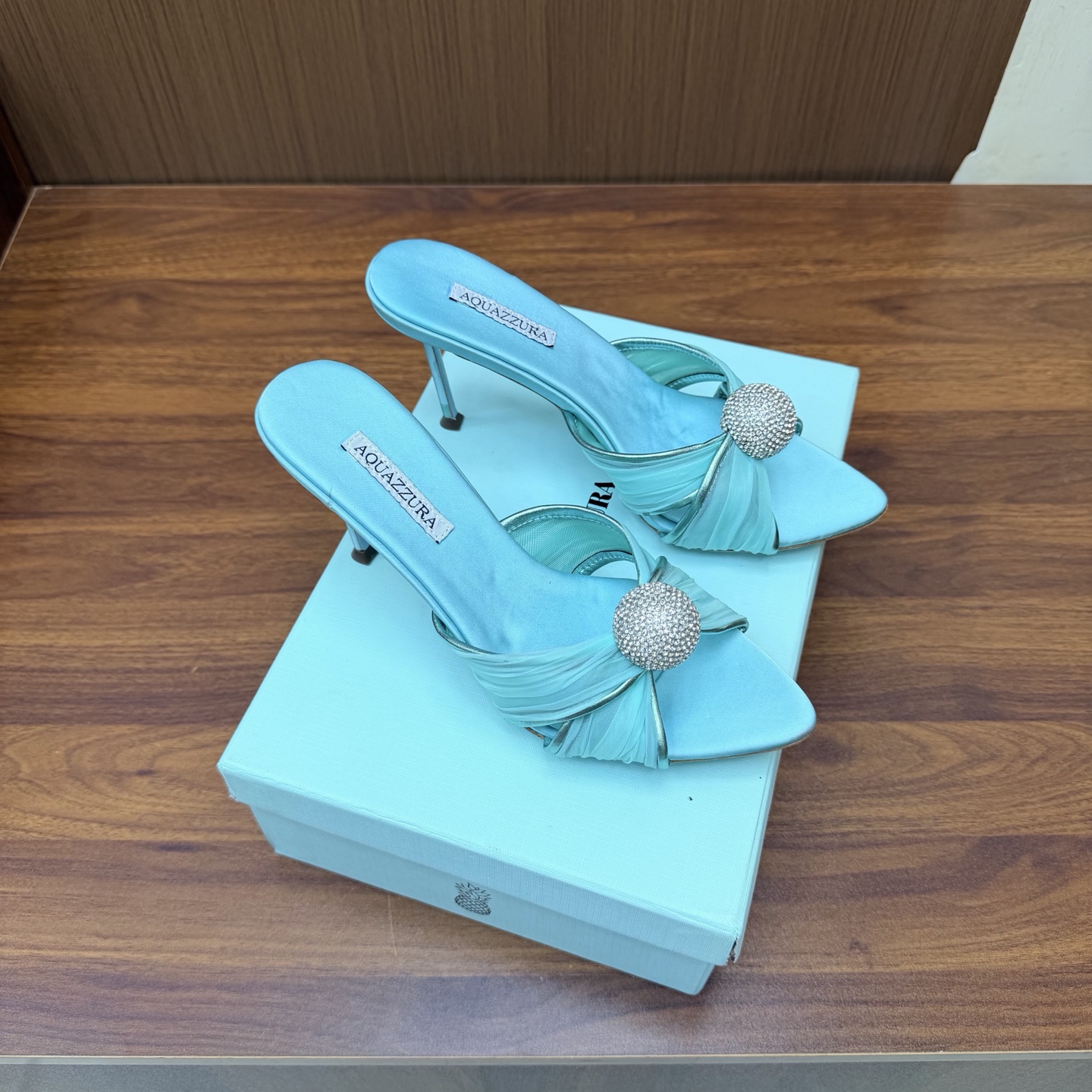 NO:931567,2026 spring and summer new style AQUAZZURA Zp original molded new hot diamond strap high-heeled sandals —————————— Made of original customized silk, original molded Swarovski rhinestone decorative buckle, super shiny golden iconic pineapple micro-label on the outsole gives the item rich brand connotation and luxurious appearance. Genuine leather outsole sheepskin insole. The creation has beautiful and smooth appearance lines and is comfortable and fashionable on the feet. A must-have. Silk upper  Foot pads: Sheepskin outsole Italian genuine leather outsole Heel height 8.5cm Shoe size: 36–42 (35, 41, 42 are custom-made and non-returnable), high heels and slippers, sandals, high heels, slippers, sheepskin, real silk, Leather soles198609092026春夏新款 AQUAZZURA Zp 原版开模 新品烫钻 带子高跟凉鞋 ——————————— 采用原版定制真丝制成,原版开模施华洛奇水钻装饰扣,超闪 大底金色标志性菠萝微标赋予单品丰富的品牌内涵与奢华的外观单品真皮大底羊皮鞋垫 创作即外观线条优美流畅又上脚舒适时髦精必入款. 鞋面真丝 脚垫: 羊皮 大底意大利真皮大底 跟高8.5cm 鞋码: 36–42（35、41、42定做不退换),高跟鞋拖鞋,sandals,high heels,slippers,sheepskin,real silk,Leather soles,Women's Shoes