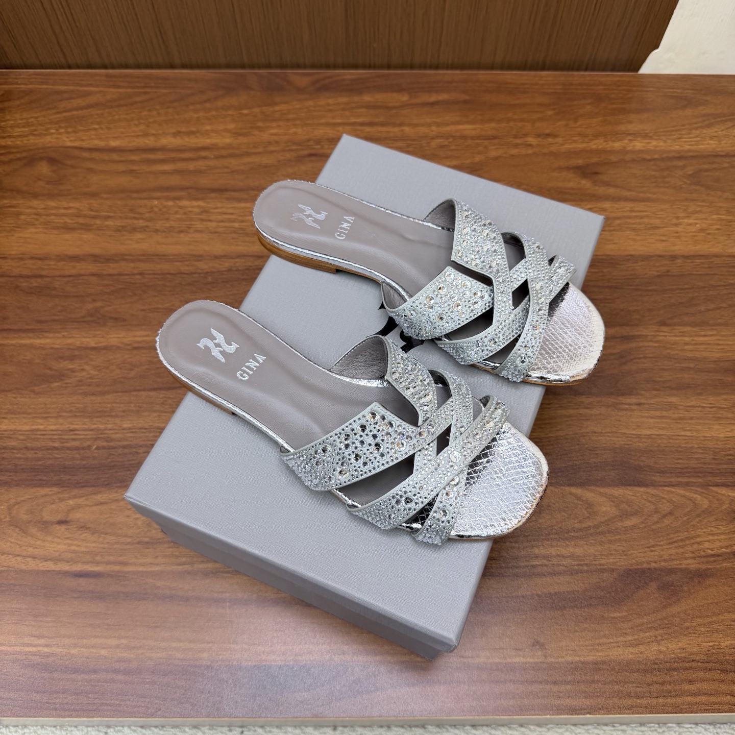 NO:931553,2026/SS GINA The latest diamond-faced high-heeled sandals, fashionable sandals, original development and design ——————————— The highest version of handmade diamond sandals on the market, the most classic, real handmade diamonds. Even the number of stitches and threads is the same as the original version, handmade by masters!  Comfortable and not tiring for the feet. High-end customization, exclusive products, the highest version in the industry. Uppers imported with rhinestones + patent leather. Outsole Italian leather outsole ~~ ━━━━GINA━━━━━ size 35-43 (40.41.42.43 custom-made, non-refundable) height flat soles, slippers, sandals, slippers, Leather soles198609092026/SS GINA 吉娜 最新款钻面高跟凉拖 时尚凉鞋,原版开发设计 ——————————— 市场最高版本纯手工钻拖 经典之最,真正的手工钻石 连针线走线数量都和原版一样, 大师级纯手工打造 ！上脚舒适不累脚 高端定制,独家产品,行业最高版本 鞋面进口水钻+漆皮 大底意大利真皮大底 ～～ ━━━━GINA━━━━━ size 35-43（40.41.42.43定做不退换） height 平底,拖鞋,sandals,slippers,Leather soles,Women's Shoes