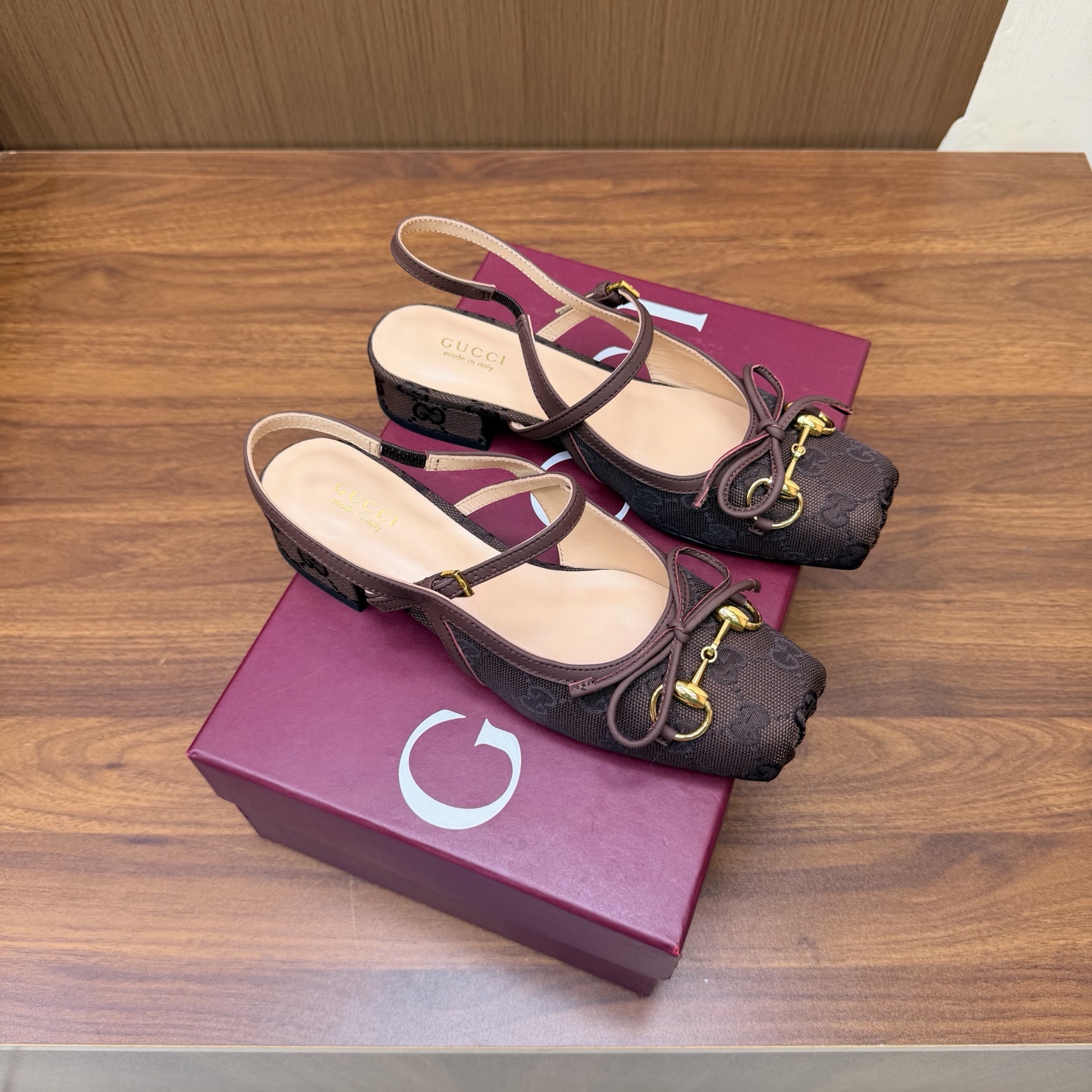 NO:931544,[Details upgraded, workmanship upgraded] GUCCI Gucci Ballet Shoes 2026 Early Spring Series Ballet Shoes ——————————— Let’s just say that this year is the year of ballet shoes, and the Gucci 2025 Early Spring Series ballet shoes are also popular!  Small square toe design + classic horsebit buckle, delicate and elegant with a touch of playfulness, fashionable and good-looking to wear. Upper printed cloth, foot pads sheepskin, sole original leather outsole. Size: 35-42 (customized for 40, 41, 42), sandals, gucci, gucci, sandals, sheepskin, Leather soles19860909【细节升级,做工升级】 GUCCI 古驰芭蕾鞋2026早春系列芭蕾鞋单鞋 ——————————— 就说今年是芭蕾鞋大年,Gucci 2025早春系列的芭蕾鞋也火了！小方头设计+经典马衔扣,在精致、优雅中又带着一丝俏皮,穿起来时髦又好看 鞋面印花布 垫脚羊皮 鞋底原版真皮大底 码数: 35-42（40、41、42定制）,凉鞋,gucci,gucci,sandals,sheepskin,Leather soles,Women's Shoes