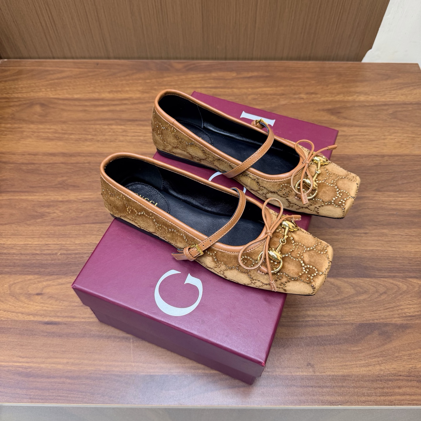 NO:931536,[Details upgraded, workmanship upgraded] GUCCI Gucci Ballet Shoes 2026 Early Spring Series Ballet Shoes ——————————— Let’s just say that this year is the year of ballet shoes, and the Gucci 2025 Early Spring Series ballet shoes are also popular!  Small square toe design + classic horsebit buckle, delicate and elegant with a touch of playfulness, fashionable and good-looking to wear. Velvet upper, sheepskin for foot pads, original leather outsole, size: 35-42 (customized for 40, 41, 42), ballet shoes, gucci, gucci, sheepskin, Leather soles19860909【细节升级,做工升级】 GUCCI 古驰芭蕾鞋2026早春系列芭蕾鞋单鞋 ——————————— 就说今年是芭蕾鞋大年,Gucci 2025早春系列的芭蕾鞋也火了！小方头设计+经典马衔扣,在精致、优雅中又带着一丝俏皮,穿起来时髦又好看 鞋面丝绒烫钻 垫脚羊皮 鞋底原版真皮大底 码数: 35-42（40、41、42定制）,芭蕾舞鞋,gucci,gucci,sheepskin,Leather soles,Women's Shoes