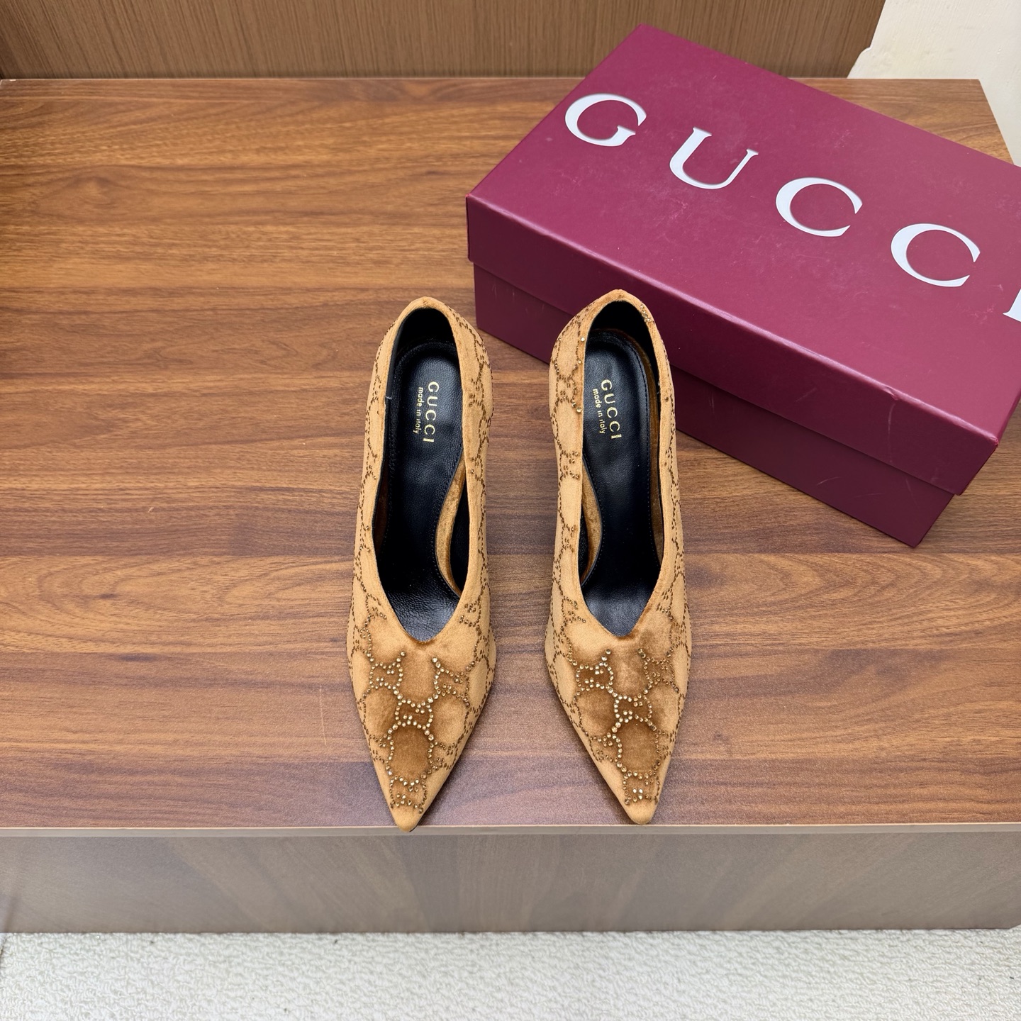 NO:931516,2026 counter synchronized spring and summer new Gucci 26S spring and summer new deep V-mouth velvet Mule shoes/half-slippers —————————————— G family embodies the sense of high-end and always makes people convinced. It looks like a simple style, but it is inexplicably high-end on the feet. It is very sexy and allows you to easily match it to show various styles. The upper is made of imported velvet, the lining is made of imported sheepskin, the Italian imported genuine leather sole, and the heel height is 10.5cm  Size35-39 (customized 40/41/42), half-drag high heels, gucci, gucci, high heels, sheepskin198609092026专柜同步春夏新款Gucci 26S春夏新品深口V口丝绒 穆勒单鞋/半拖 ———————————— G家在体现高级感这块 总让人大写的服气 看起来蛮简单的款式 但上脚就莫名很高阶 非常性感 让你轻松搭配尽显各种风格 鞋面采用进口丝绒 内里采用进口羊皮 意大利进口真皮底 跟高10.5cm Size35-39（40/41/42定制）,半拖高跟鞋,gucci,gucci,high heels,sheepskin,Women's Shoes