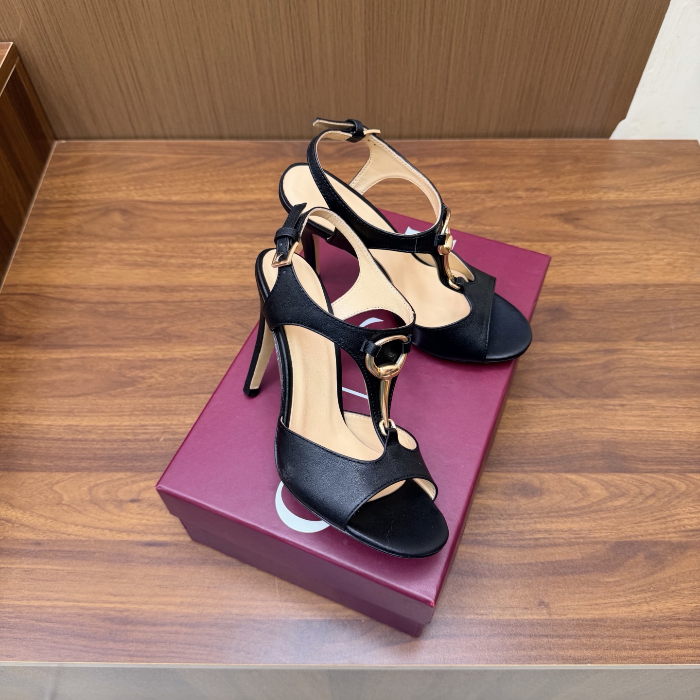 NO:931505,2026 Spring and Summer Gucci's latest open-molded G-buckle high-heeled sandals —————————————— This women's thong sandals are paired with gold-toned accessories decorated with classic big D new horsebit details, highlighting the brand heritage and showing a unique charm. Made of exquisite sheepskin, the design is elegant yet casual, making it a refreshing and ideal item for the warm season. The upper is imported cowhide, the lining/foot pad is lambskin, the sole is genuine leather, and the heel height is 10.5cm.  Matching sizes 35-42 (41/40/42/customized, non-refundable), high heels and sandals, gucci, sandals, high heels, cowhide, sheepskin198609092026 春夏季Gucci最新款开模G扣高跟 凉鞋 ————————————— 这款女士夹趾凉鞋搭配饰经典大D新马衔扣细节金色调配件,彰显品牌传承,尽显别样魅力.采用精致羊皮打造,设计优雅而不失随性,是暖季造型的清爽理想单品 鞋面进口牛皮 内里/垫脚小羊皮 鞋底真皮底 跟高10.5cm 配码35-42（41/40/42/定做不退换）,高跟鞋凉鞋,gucci,sandals,high heels,cowhide,sheepskin,Women's Shoes