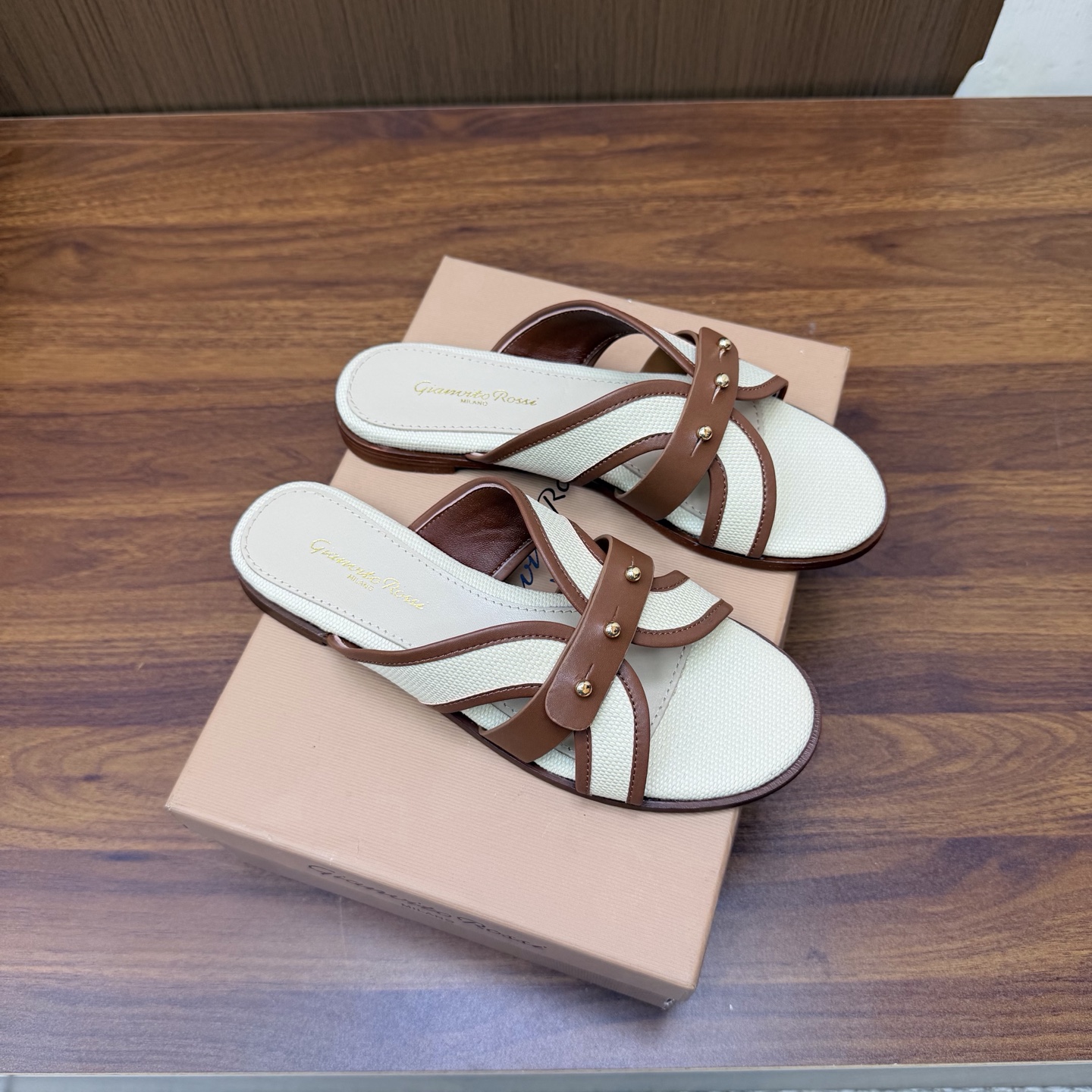 NO:931494,Gianvito Rossi 2026 new woven slippers ———————————— It appears like the brightest star in the night sky. It has a classic style, eternal charm, and the electric embroidery pattern adds a dreamy color to it. Every step takes confidence and elegance, as if telling the immortal legend of fashion. Owning it means owning the entire fashion every day. _____________________________ * Original upper material * Sheepskin * Foot pads Original outsole *  Heel height, flat bottom * Size: 35-41 (40 41 42 customized, non-refundable), slippers, slippers, sheepskin19860909Gianvito Rossi 2026新款编织拖鞋 ———————————— 它的出现就像夜空中最璀璨的星辰 经典的款式,永恒的魅力,电绣的图案更是为其增添了梦幻的色彩 每一步都踏出自信与优雅,仿佛在诉说着时尚的不朽传奇.拥有它,便是拥有了整个时尚的每一天. _____________________________ * 鞋面原版材质 * 垫脚 羊皮 * 鞋底 原版大底 * 跟高 平底 * 码数:35－41（40 41 42 定做不退换）,拖鞋,slippers,sheepskin,Women's Shoes