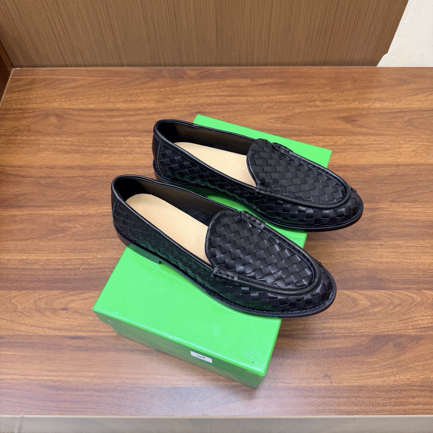 NO:931484,Purchasing agent Bottega Veneta 2026 flat woven loafers Bottega Veneta woven loafers, classic Intrecciato leather craftsmanship, soft and textured. Gold horsebit embellishment, retro and exquisite. The thick-soled design quietly increases the height, comfortable and easy to wear. They are OK for commuting or daily matching with suit pants and jeans, and can easily create a high-end look!  They are super convenient to wear for both commuting and leisure. The leather lining is breathable and comfortable, so you won’t feel tired even if you wear them for a long time. The black color is versatile and can be worn with jeans, dresses, and suits, so you can easily switch styles. The soles are light, so you don’t tire your feet when walking. They are a practical and fashionable item to wear!  Size 35-39 (40.41.42 custom-made, non-refundable), single shoes, bottega veneta, bottega veneta, loafers, skirts, jeans, business suit19860909代购级 Bottega Veneta葆蝶家2026 平底 编织 乐福鞋 Bottega Veneta编织乐福鞋,经典Intrecciato皮革工艺,手感柔软有质感.金色马衔扣点缀,复古又精致 厚底设计悄悄增高,舒适好穿,通勤或日常搭配西装裤、牛仔裤都很OK,轻松打造高级感穿搭！ 一脚蹬超方便,通勤休闲都能轻松驾驭.内里真皮,透气又舒适,长时间穿也不累.黑色百搭,牛仔裤、连衣裙、西装都能搭,轻松切换风格.鞋底轻便,走路不累脚,是实用又时髦的穿搭神器！ Size 35-39（40.41.42订做不退换）,单鞋,bottega veneta,bottega veneta,loafers,skirts,jeans,business suit,Women's Shoes