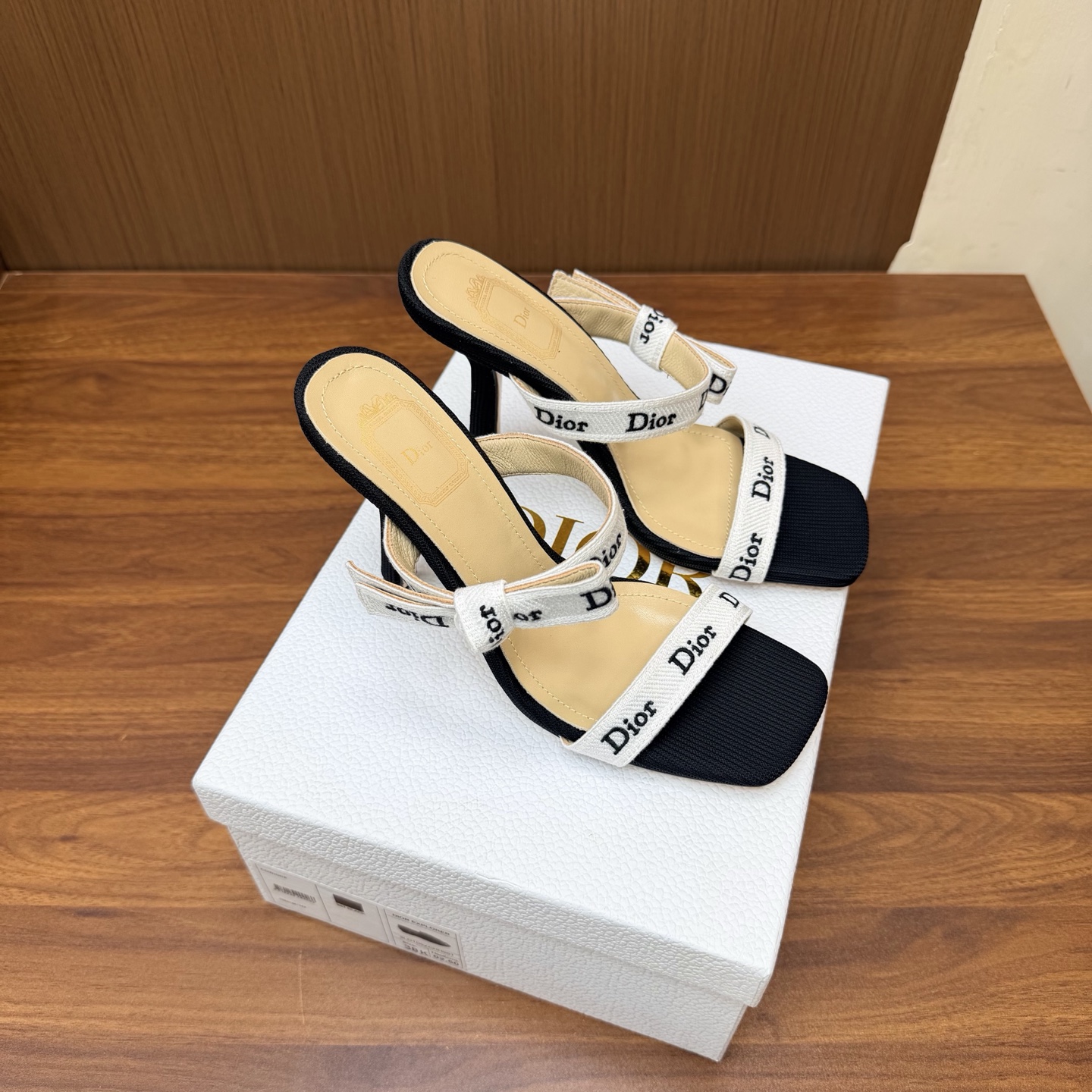 NO:931416,So pretty DIOR2026/ Spring and summer new summer style holiday style woven embroidered lace high-heeled slippers, a must-have for summer!  !  !  !  !  —————————— Continue the timeless classics of the D family!  This shoe is low-key yet gorgeous, sexy yet not ostentatious. The shape of the shoe is a delicate style that everyone loves. It is very slim. The entire curvature on the side perfectly shows the curve of the foot. It has a mature feminine flavor and a lively girly feel. It also looks great on the foot. It is worth recommending. Go material. Original upper material. Mixed sheepskin lining. Outsole imported from Italy. Cow leather outsole. Heel height 9cm. Size 35-39 (40/41/42)  Customization is not returnable), high heels and slippers, dior, dior, high heels, slippers, cowhide, sheepskin19860909太好看了 DIOR2026/ 春夏新品夏日风情 度假风编织刺绣蕾丝高跟拖鞋 夏天必备！！！！！ ——————————— 延续D家永恒经典！这款鞋低调不失华丽 性感又不显张扬 鞋型是大家都爱的秀气款 非常非常显瘦 侧面整个弧度将脚部曲线完美展现 既有成熟女人味 又不乏一丝活泼少女感, 上脚也太好看了,值得推荐 Go 材质 鞋面原版材质 内里混种羊皮 大底意大利进口牛皮大底 跟高9cm 码数35-39（40/41/42 定制不退换）,高跟鞋拖鞋,dior,dior,high heels,slippers,cowhide,sheepskin,Women's Shoes