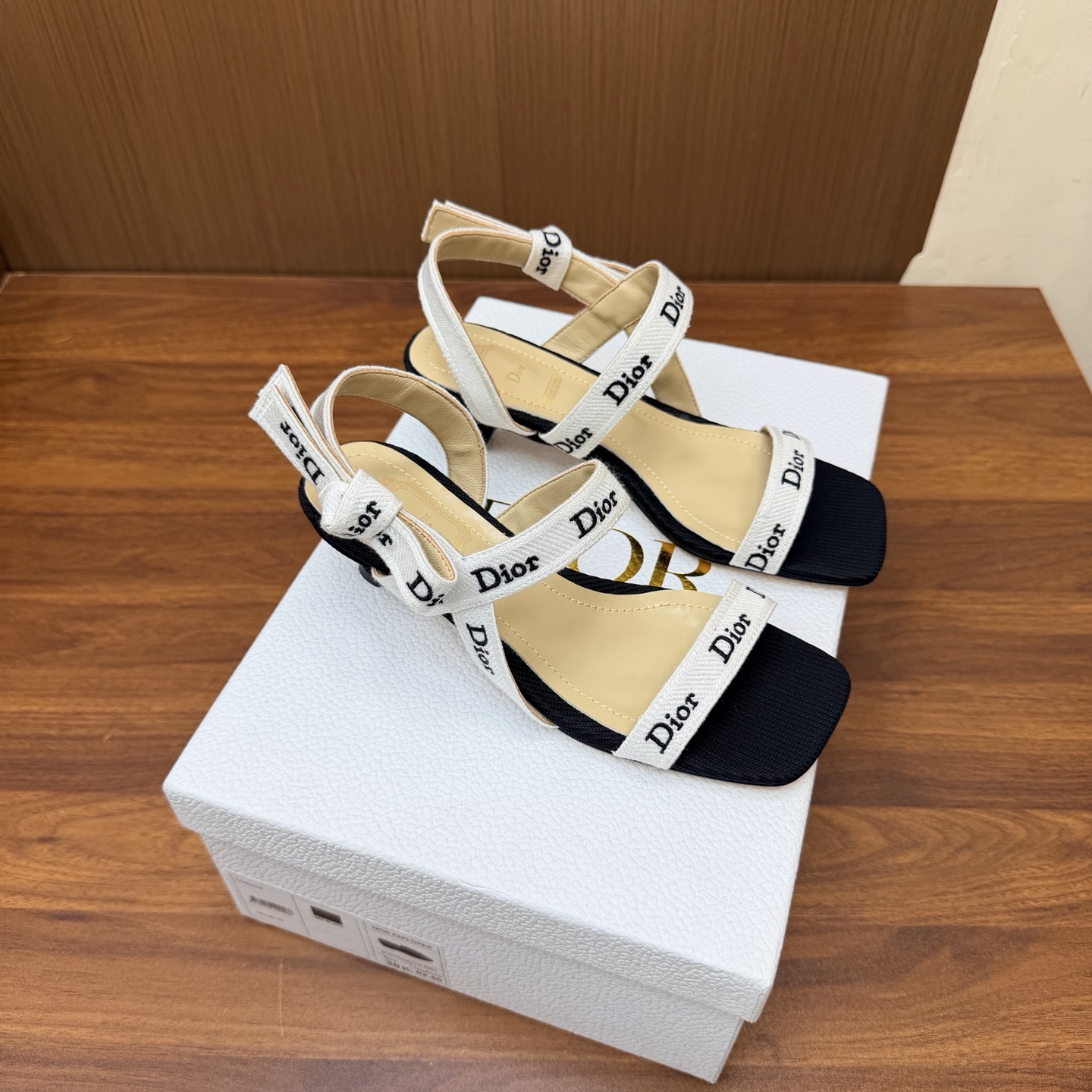 NO:931425,So pretty DIOR2026/ Spring and summer new summer style holiday style woven embroidered lace high-heeled slippers, a must-have for summer!  !  !  !  !  —————————— Continue the timeless classics of the D family!  This shoe is low-key yet gorgeous, sexy yet not ostentatious. The shape of the shoe is a delicate style that everyone loves. It is very slim. The entire curvature of the side perfectly shows the curve of the foot. It has a mature feminine flavor and a lively girlish feel. It looks great on the foot. It is worth recommending. Go material. Original upper material. Mixed sheepskin lining. Outsole imported from Italy. Cow leather outsole. Heel height 4.5cm. Size 35-39 (40/41/42)  Customization is not returnable), high heels and slippers, dior, dior, high heels, slippers, cowhide, sheepskin19860909太好看了 DIOR2026/ 春夏新品夏日风情 度假风编织刺绣蕾丝高跟拖鞋 夏天必备！！！！！ ——————————— 延续D家永恒经典！这款鞋低调不失华丽 性感又不显张扬 鞋型是大家都爱的秀气款 非常非常显瘦 侧面整个弧度将脚部曲线完美展现 既有成熟女人味 又不乏一丝活泼少女感, 上脚也太好看了,值得推荐 Go 材质 鞋面原版材质 内里混种羊皮 大底意大利进口牛皮大底 跟高4.5cm 码数35-39（40/41/42 定制不退换）,高跟鞋拖鞋,dior,dior,high heels,slippers,cowhide,sheepskin,Women's Shoes