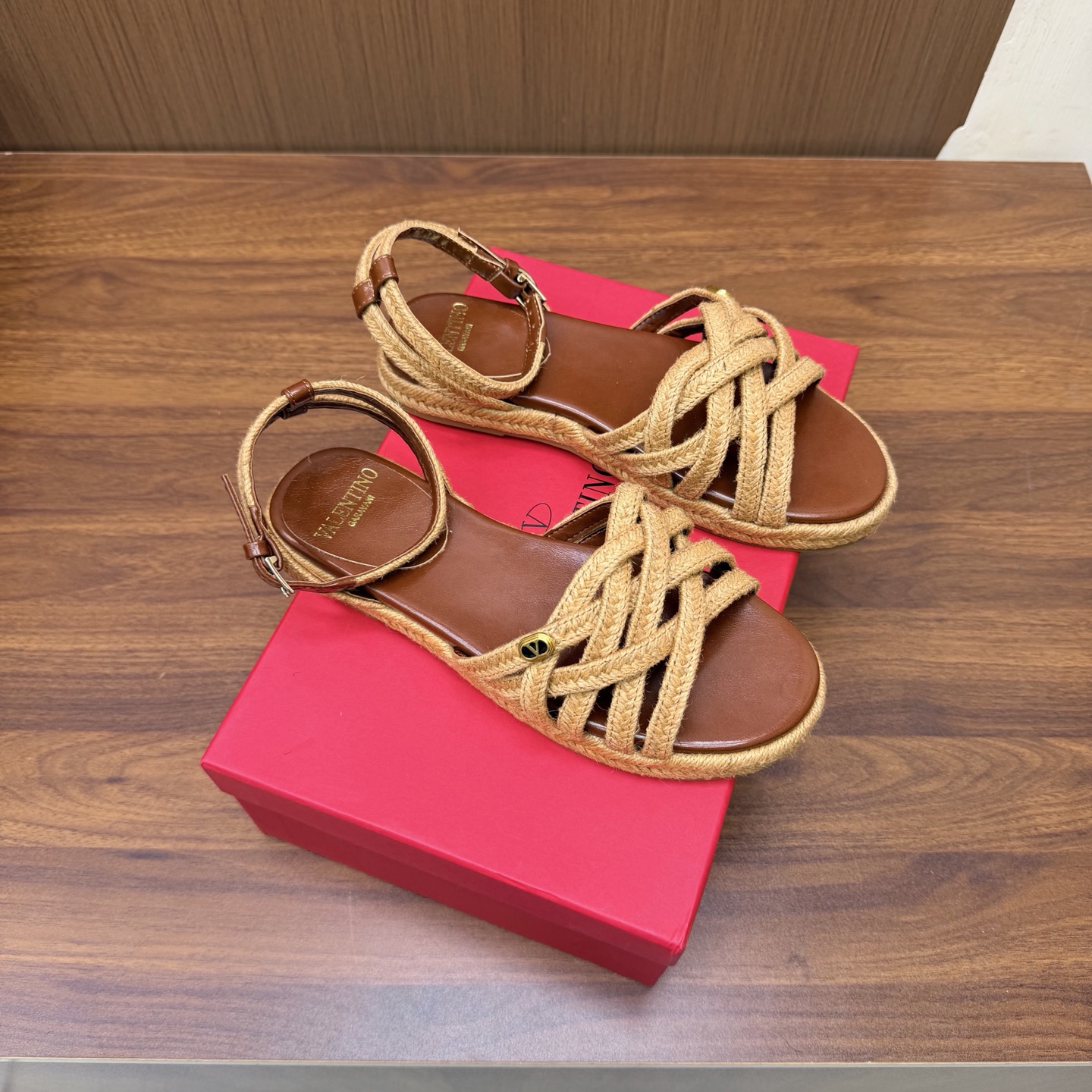 NO:931385,Valentino26ss Valentino counter new diamond V buckle hemp rope braided sandals, exclusive molded outsole —————————— Internet celebrity street photos love to match the accent items~ It’s right to follow the steps of fashionistas!  Wear it with simple or fashionable clothes. The hollow design of the upper is decorated with V's classic rivets. It is high-end and makes the legs white. The combination of details and fabrics makes the whole look very textured ~ 1Oiled wax leather/Massachusetts woven 2Original custom-made sheepskin lining 3Original V's molded antioxidant rivets 4Exclusive private molded outsole 5Code number 36-41 (35, 40, 41, customized), sandals, valentino, valentino, sandals19860909Valentino26ss 华伦天奴 专柜新品钻V扣麻绳编织凉鞋 独家开模大底 ———————————— 网红街拍都爱搭配的腔调单品哦~ 跟着时尚达人的步伐来走准没错！搭配上简单或时尚款的衣服穿,鞋面镂空设计搭配v家经典铆钉点缀,高端大气又显腿白,细节和面料的搭配都让整体看起来很有质感~ 1油蜡皮/麻省编织 2原版定羊皮内里 3原版V家开模抗氧化铆钉 4独家私人开模大底 5码数36—41（35、40、41、定制）,凉鞋,valentino,valentino,sandals,Women's Shoes