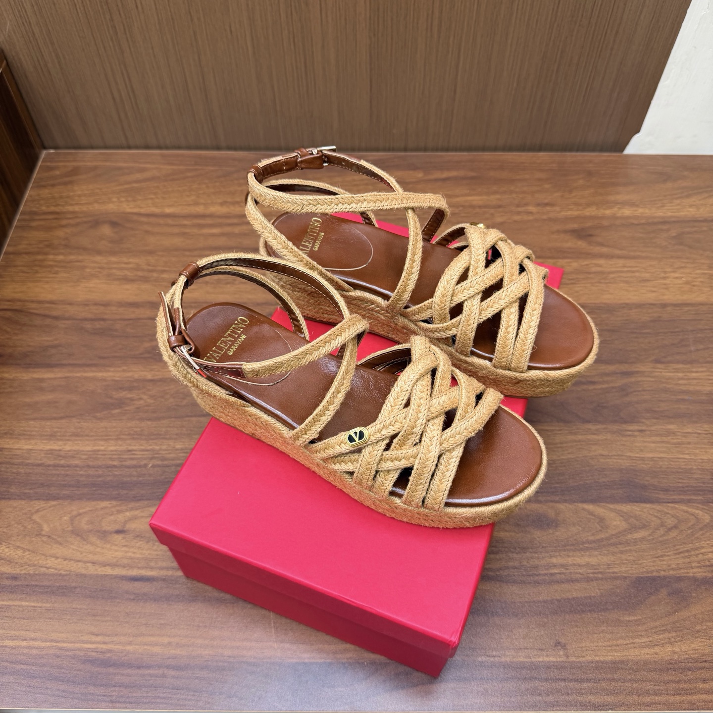 NO:931393,Valentino26ss Valentino counter new diamond V buckle hemp rope braided sandals, exclusive molded outsole —————————— Internet celebrity street photos love to match the accent items~ It’s right to follow the steps of fashionistas!  Wear it with simple or fashionable clothes. The hollow design of the upper is embellished with V's classic rivets. It is high-end and elegant and makes the legs white. The combination of details and fabrics makes the overall look very textured ~ 1Oiled wax leather/Massachusetts weave 2Original custom-made sheepskin lining 3Original V's molded anti-oxidation rivets 4Exclusive private molded outsole (6cm)  5 code numbers 36-41 (35, 40, 41, customized), sandals, valentino, valentino, sandals19860909Valentino26ss 华伦天奴 专柜新品钻V扣麻绳编织凉鞋 独家开模大底 ———————————— 网红街拍都爱搭配的腔调单品哦~ 跟着时尚达人的步伐来走准没错！搭配上简单或时尚款的衣服穿,鞋面镂空设计搭配v家经典铆钉点缀,高端大气又显腿白,细节和面料的搭配都让整体看起来很有质感~ 1油蜡皮/麻省编织 2原版定羊皮内里 3原版V家开模抗氧化铆钉 4独家私人开模大底（6cm） 5码数36—41（35、40、41、定制）,凉鞋,valentino,valentino,sandals,Women's Shoes