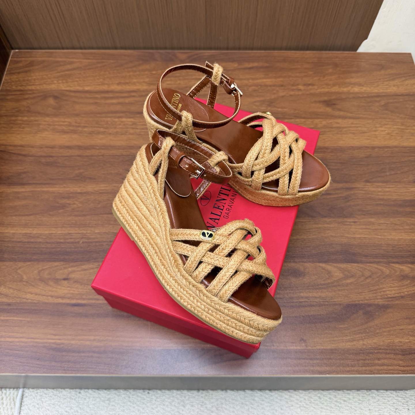 NO:931405,Valentino26ss Valentino counter new diamond V buckle hemp rope braided sandals, exclusive molded outsole ———————————— (9cm) It is an accent piece that Internet celebrities love to match in street photos~ It is right to follow the steps of fashionistas!  Wear it with simple or fashionable clothes. The hollow design of the upper is embellished with classic rivets from the V family. It is high-end and elegant and makes the legs white. The combination of details and fabrics makes the overall look very textured~ 1 Oil wax leather/Massachusetts weave 2 Original custom-made sheepskin lining 3 Original V family molded anti-oxidation rivets 4 Exclusive private molded outsole (heel height 9cm)  5 code numbers 36-41 (35, 40, 41, customized), sandals, valentino, valentino, sandals19860909Valentino26ss 华伦天奴 专柜新品钻V扣麻绳编织凉鞋 独家开模大底 ————————————（9cm） 网红街拍都爱搭配的腔调单品哦~ 跟着时尚达人的步伐来走准没错！搭配上简单或时尚款的衣服穿,鞋面镂空设计搭配v家经典铆钉点缀,高端大气又显腿白,细节和面料的搭配都让整体看起来很有质感~ 1油蜡皮/麻省编织 2原版定羊皮内里 3原版V家开模抗氧化铆钉 4独家私人开模大底（跟高9cm） 5码数36—41（35、40、41、定制）,凉鞋,valentino,valentino,sandals,Women's Shoes