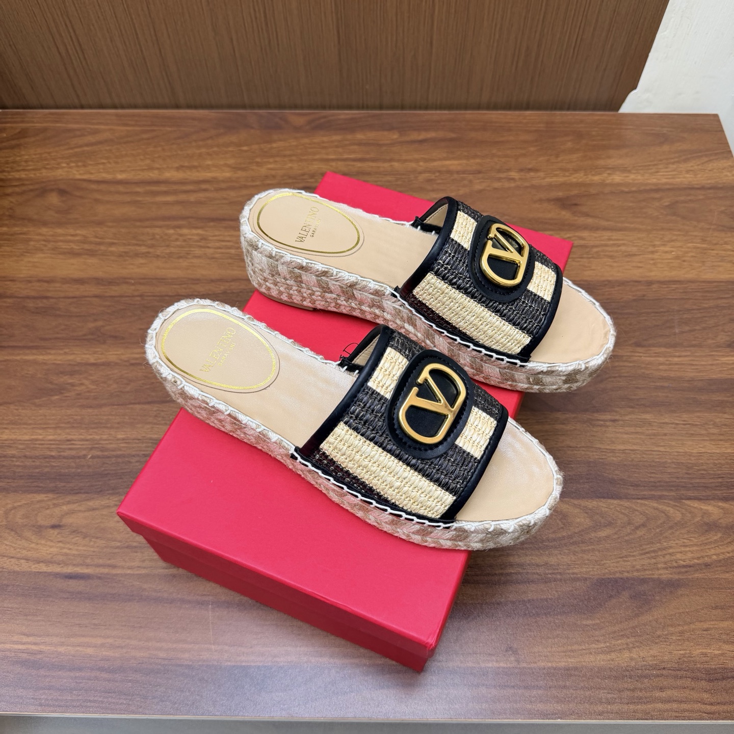 NO:931462,Valentino26ss Valentino counter new diamond V buckle hemp rope braided sandals, exclusive molded outsole —————————— Internet celebrity street photos love to match the accent items~ It’s right to follow the steps of fashionistas!  Wear it with simple or fashionable clothes. The hollow design of the upper is embellished with classic rivets of the V family. It is high-end and makes the legs white. The combination of details and fabrics makes the whole look very textured~ 1. Original woven upper 2. Original custom sheepskin lining 3. Original V molding anti-oxidation rivets 4. Exclusive private molding outsole  5 sizes 36-41 (35, 40, 41, customized), half slippers, valentino, valentino, sandals, slippers19860909Valentino26ss 华伦天奴 专柜新品钻V扣麻绳编织凉鞋 独家开模大底 ———————————— 网红街拍都爱搭配的腔调单品哦~ 跟着时尚达人的步伐来走准没错！搭配上简单或时尚款的衣服穿,鞋面镂空设计搭配v家经典铆钉点缀,高端大气又显腿白,细节和面料的搭配都让整体看起来很有质感~ 1原版编织鞋面 2原版定羊皮内里 3原版V家开模抗氧化铆钉 4独家私人开模大底 5码数36—41（35、40、41、定制）,半拖拖鞋,valentino,valentino,sandals,slippers,Women's Shoes