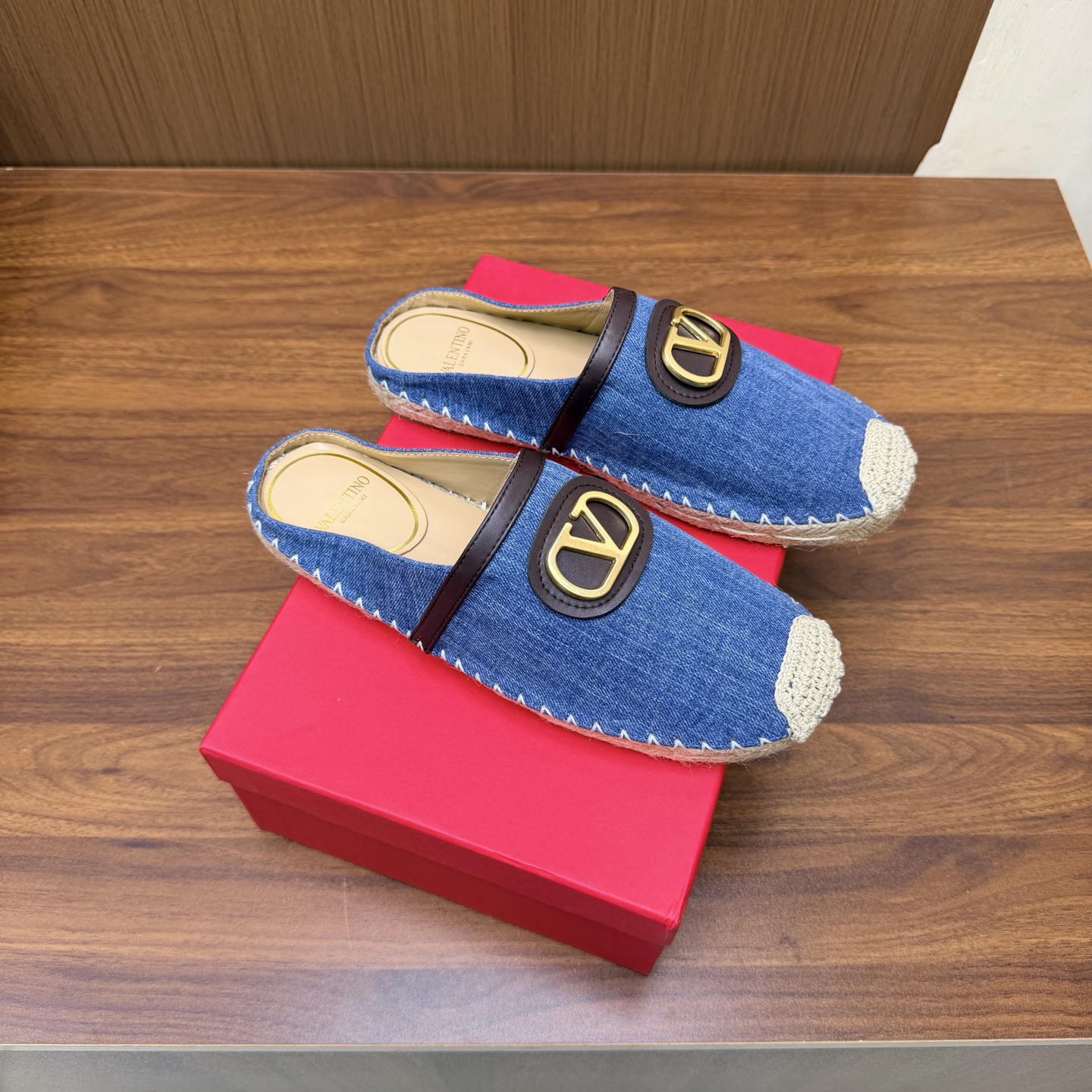 NO:931473,Valentino26ss Valentino's new counter diamond V-button denim half-slip sandals, exclusive molded outsole ———————————— Internet celebrity street photos love to match the accent items~ It's right to follow the steps of fashionistas!  Wear it with simple or fashionable clothes. The hollow design of the upper is embellished with classic rivets of V family. It is high-end and elegant and makes the legs white. The combination of details and fabrics makes the whole look very textured~ 1 original denim 2 original custom sheepskin lining 3 original V family molded anti-oxidation rivets 4 exclusive private molded outsole  5 sizes 36-41 (35, 40, 41, customized), half slippers, valentino, valentino, sandals, slippers19860909Valentino26ss 华伦天奴 专柜新品钻V扣牛仔布半拖凉鞋 独家开模大底 ———————————— 网红街拍都爱搭配的腔调单品哦~ 跟着时尚达人的步伐来走准没错！搭配上简单或时尚款的衣服穿,鞋面镂空设计搭配v家经典铆钉点缀,高端大气又显腿白,细节和面料的搭配都让整体看起来很有质感~ 1原版牛仔布 2原版定羊皮内里 3原版V家开模抗氧化铆钉 4独家私人开模大底 5码数36—41（35、40、41、定制）,半拖拖鞋,valentino,valentino,sandals,slippers,Women's Shoes