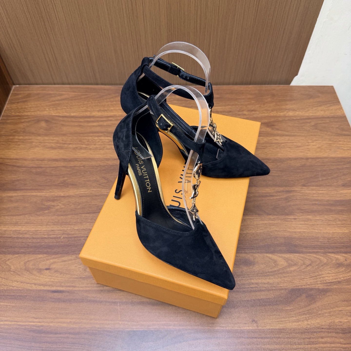 NO:931448,LV | Louis Vuitton 26 2026 early spring new products. The top version counter focuses on the latest slippers/cat-heeled slippers. Hard goods are new. —————————— Original custom-made old flower leather/cowhide upper. Imported goatskin lining. Original Italian leather outsole. Heel height 9.5cm. Shoe size: 35-42 (customized 40, 41, 42 are not returnable), high-heeled sandals, louis  vuitton,louis vuitton,sandals,high heels,slippers,cowhide,sheepskin,Leather soles19860909LV | 路易威登 26 2026早春新品 顶级版本专柜主打最新款 拖鞋/猫跟拖鞋 硬货上新 ———————————— 鞋面原版定制老花皮/牛皮 内里进口山羊皮里 大底原版意大利真皮大底 跟高9.5cm 鞋码: 35-42（40、41、42定制不退换）,高跟鞋凉鞋,louis vuitton,louis vuitton,sandals,high heels,slippers,cowhide,sheepskin,Leather soles,Women's Shoes