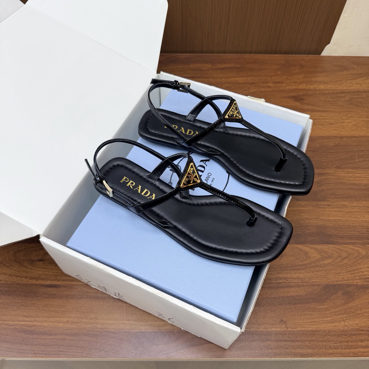 NO:931435,High version | Prada 5 new products. New flip-flop triangle sandals/shoes in the counter. New series - Comes with airplane box. Upper cowhide. Lining of specific mixed sheepskin lining. Outsole. Original genuine leather sole. Shoe size: 35-41 (40, 41 customization is non-returnable). Original full set of luxury packaging in the counter. Split-toe shoes, prada, sandals, cowhide, sheepskin.19860909高版本 | Prada 5 新品 专柜新款夹脚三角标凉鞋/单鞋 系列上新 —————配飞机盒 鞋面牛皮  内里特定混种羊皮内里 大底原版真皮底 鞋码:35-41（40、41定制不退换） 原版专柜全套豪华包装,分趾鞋,prada,sandals,cowhide,sheepskin,Women's Shoes
