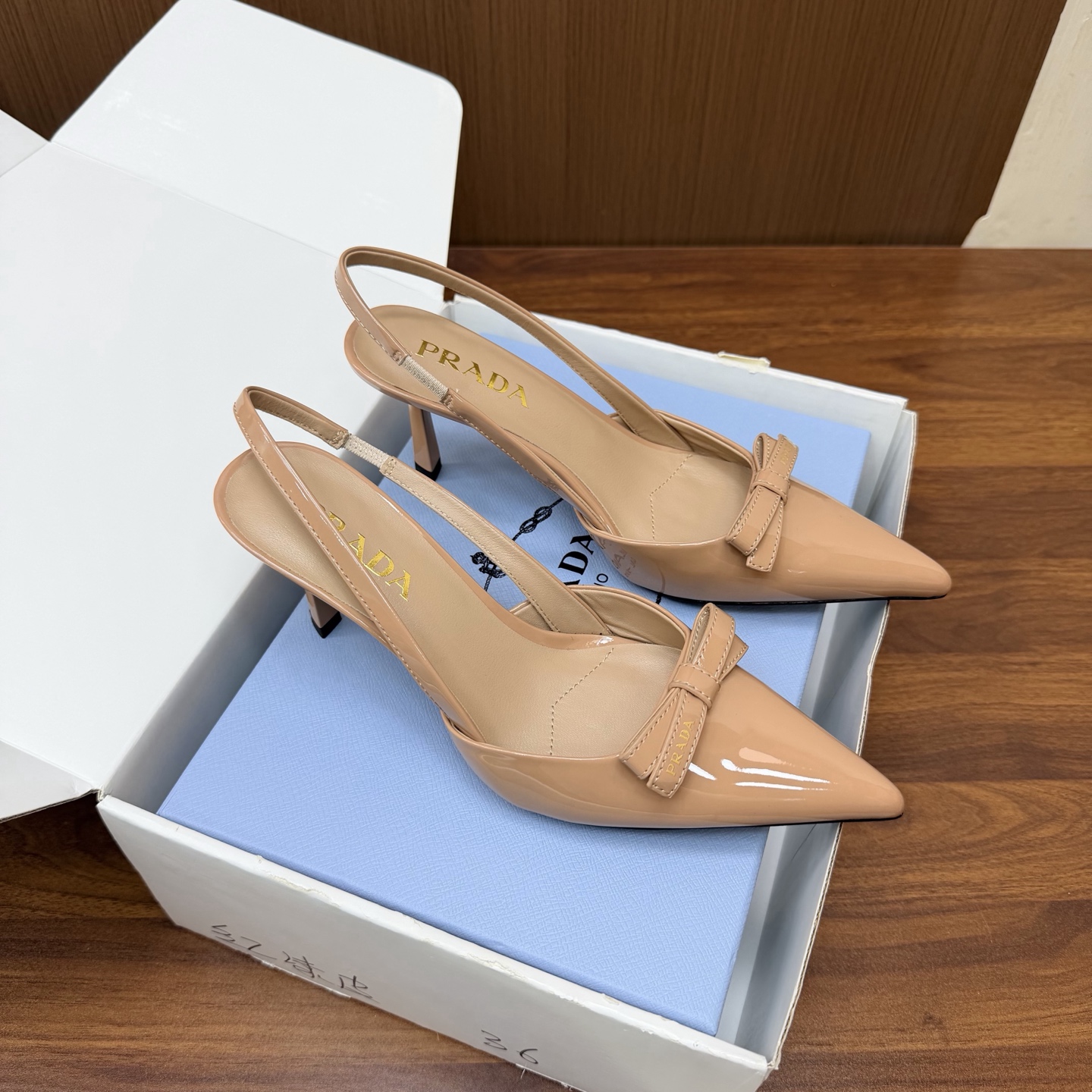 NO:931414,2026 Early Autumn New Prada Prada catwalk model pointed toe hollow high heels Retro old money style shoes/sandals ————————————The top version is full of future technology sense The minimalist beauty that has been missing for a long time in the fashion industry is fashionable and exquisite. It has a sense of high-end for daily wear. It adopts a pointed toe design, which is very fashionable and aggressive, highlighting personality; the shoe body has unique dividing lines, adding design details, which is different from ordinary pointed toe shoes, and has the iconic avant-garde style of the Prada brand.  Made of high-quality leather material, the texture is high-end and has a distressed effect, showing a retro and modern texture. The craftsmanship is fine and reflects the high-end quality of the brand. The stiletto heel design enhances the wearer's aura while maintaining good stability and is suitable for daily commuting or special occasions. Patent leather upper, sheepskin lining, Italian genuine leather outsole, heel height 7.5cm  Size 35-39 (40.41 customized, non-refundable), high heels and sandals, prada, prada, sandals, high heels, sheepskin, Leather soles198609092026早秋新款 Prada 普拉达走秀款尖头镂空高跟鞋 复古老钱风单鞋/凉鞋 ————————————顶级版本 未来科技感满满 时尚界久违的极简之美 时髦又精致 日常穿出高级感 采用尖头设计,极具时尚感与攻击性,彰显个性；鞋身有独特的分割线条,增添设计细节,区别于普通尖头鞋,带有Prada品牌标志性的前卫风格. 选用优质皮革材质,质感高级,且有做旧效果的纹理,呈现出复古又摩登的质感,工艺精细,体现品牌高端品质.细高跟设计,提升穿着者气场,同时保持了较好的稳定性,适合日常通勤或特殊场合穿着. 鞋面漆皮 内里垫脚羊皮 鞋底意大利真皮大底 跟高7.5cm 码数35-39（40.41定做不退换）,高跟鞋凉鞋,prada,prada,sandals,high heels,sheepskin,Leather soles,Women's Shoes