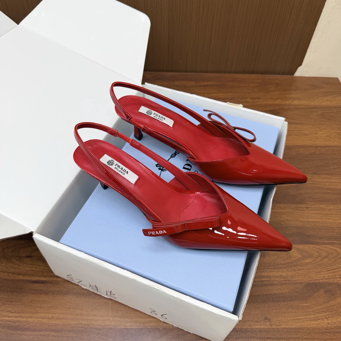 NO:931424,2026 Early Autumn New Prada Prada catwalk model pointed toe hollow high heels Retro old money style shoes/sandals ————————————The top version is full of future technology sense The minimalist beauty that has been missing for a long time in the fashion industry is fashionable and exquisite. It has a sense of high-end for daily wear. It adopts a pointed toe design, which is very fashionable and aggressive, highlighting personality; the shoe body has unique dividing lines, adding design details, which is different from ordinary pointed toe shoes, and has the iconic avant-garde style of the Prada brand.  Made of high-quality leather material, the texture is high-end and has a distressed effect, showing a retro and modern texture. The craftsmanship is fine and reflects the high-end quality of the brand. The stiletto heel design enhances the wearer's aura while maintaining good stability and is suitable for daily commuting or special occasions. Patent leather upper, sheepskin lining, Italian genuine leather outsole, heel height 4.5cm  Size 35-39 (40.41 customized, non-refundable), high heels and sandals, prada, prada, sandals, high heels, sheepskin, Leather soles198609092026早秋新款 Prada 普拉达走秀款尖头镂空高跟鞋 复古老钱风单鞋/凉鞋 ————————————顶级版本 未来科技感满满 时尚界久违的极简之美 时髦又精致 日常穿出高级感 采用尖头设计,极具时尚感与攻击性,彰显个性；鞋身有独特的分割线条,增添设计细节,区别于普通尖头鞋,带有Prada品牌标志性的前卫风格. 选用优质皮革材质,质感高级,且有做旧效果的纹理,呈现出复古又摩登的质感,工艺精细,体现品牌高端品质.细高跟设计,提升穿着者气场,同时保持了较好的稳定性,适合日常通勤或特殊场合穿着. 鞋面漆皮 内里垫脚羊皮 鞋底意大利真皮大底 跟高4.5cm 码数35-39（40.41定做不退换）,高跟鞋凉鞋,prada,prada,sandals,high heels,sheepskin,Leather soles,Women's Shoes