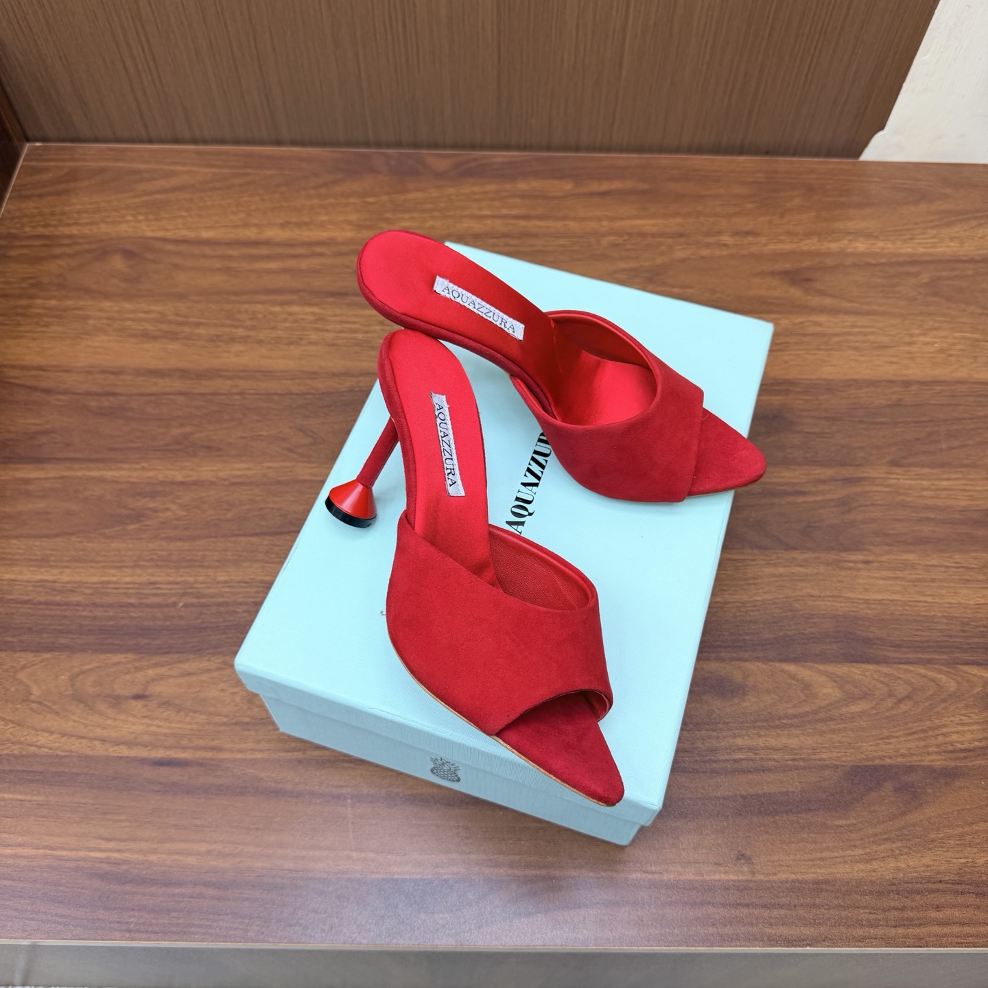 NO:931384,2026 spring and summer new style AQUAZZURA Zp original molded new hot diamond strap high-heeled sandals —————————— Made of original customized silk, original molded Swarovski rhinestone decorative buckle, super shiny golden iconic pineapple micro logo on the outsole, giving the item rich brand connotation and luxurious appearance. Genuine leather outsole sheepskin insole. The creation has beautiful and smooth appearance lines and is comfortable and fashionable on the feet. It is a must-have.  Upper cowhide/Yangjing Foot pads: sheepskin outsole Italian genuine leather outsole Heel height 8.5cm Shoe size: 36–42 (35, 41, 42 are custom-made and non-returnable), high heels and slippers, sandals, high heels, slippers, cowhide, sheepskin, real silk, sheep, Leather soles198609092026春夏新款 AQUAZZURA Zp 原版开模 新品烫钻 带子高跟凉鞋 ——————————— 采用原版定制真丝制成,原版开模施华洛奇水钻装饰扣,超闪 大底金色标志性菠萝微标赋予单品丰富的品牌内涵与奢华的外观单品真皮大底羊皮鞋垫 创作即外观线条优美流畅又上脚舒适时髦精必入款. 鞋面牛皮/羊京 脚垫: 羊皮 大底意大利真皮大底 跟高8.5cm 鞋码: 36–42（35、41、42定做不退换),高跟鞋拖鞋,sandals,high heels,slippers,cowhide,sheepskin,real silk,sheep,Leather soles,Women's Shoes