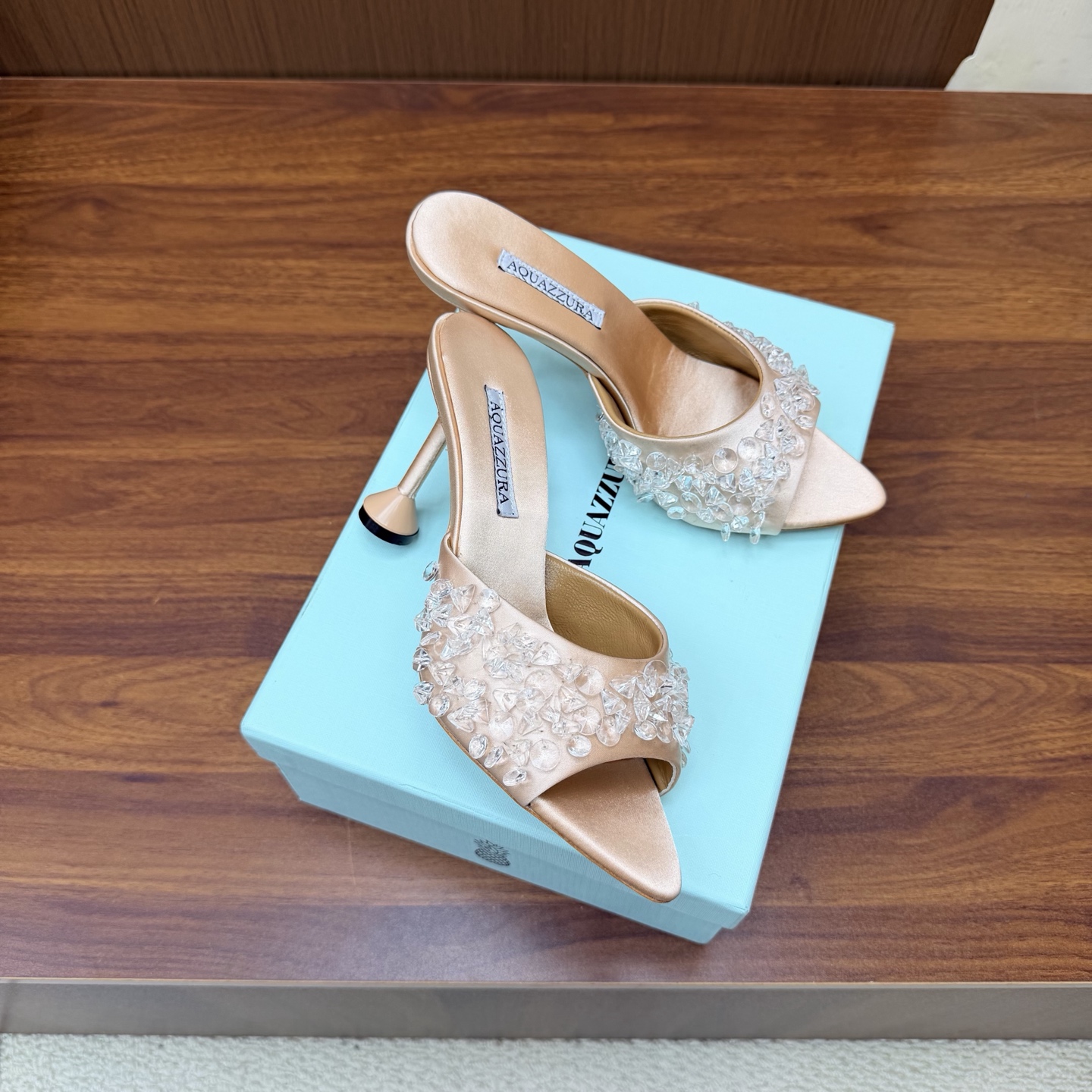 NO:931395,2026 spring and summer new style AQUAZZURA Zp original molded new hot diamond strap high-heeled sandals —————————— Made of original customized silk, original molded Swarovski rhinestone decorative buckle, super shiny golden iconic pineapple micro-label on the outsole gives the item rich brand connotation and luxurious appearance. Genuine leather outsole sheepskin insole. The creation has beautiful and smooth appearance lines and is comfortable and fashionable on the feet. A must-have. Silk upper  Foot pads: Sheepskin outsole Italian genuine leather outsole Heel height 8.5cm Shoe size: 36–42 (35, 41, 42 are custom-made and non-returnable), high heels and slippers, sandals, high heels, slippers, sheepskin, real silk, Leather soles198609092026春夏新款 AQUAZZURA Zp 原版开模 新品烫钻 带子高跟凉鞋 ——————————— 采用原版定制真丝制成,原版开模施华洛奇水钻装饰扣,超闪 大底金色标志性菠萝微标赋予单品丰富的品牌内涵与奢华的外观单品真皮大底羊皮鞋垫 创作即外观线条优美流畅又上脚舒适时髦精必入款. 鞋面真丝 脚垫: 羊皮 大底意大利真皮大底 跟高8.5cm 鞋码: 36–42（35、41、42定做不退换),高跟鞋拖鞋,sandals,high heels,slippers,sheepskin,real silk,Leather soles,Women's Shoes