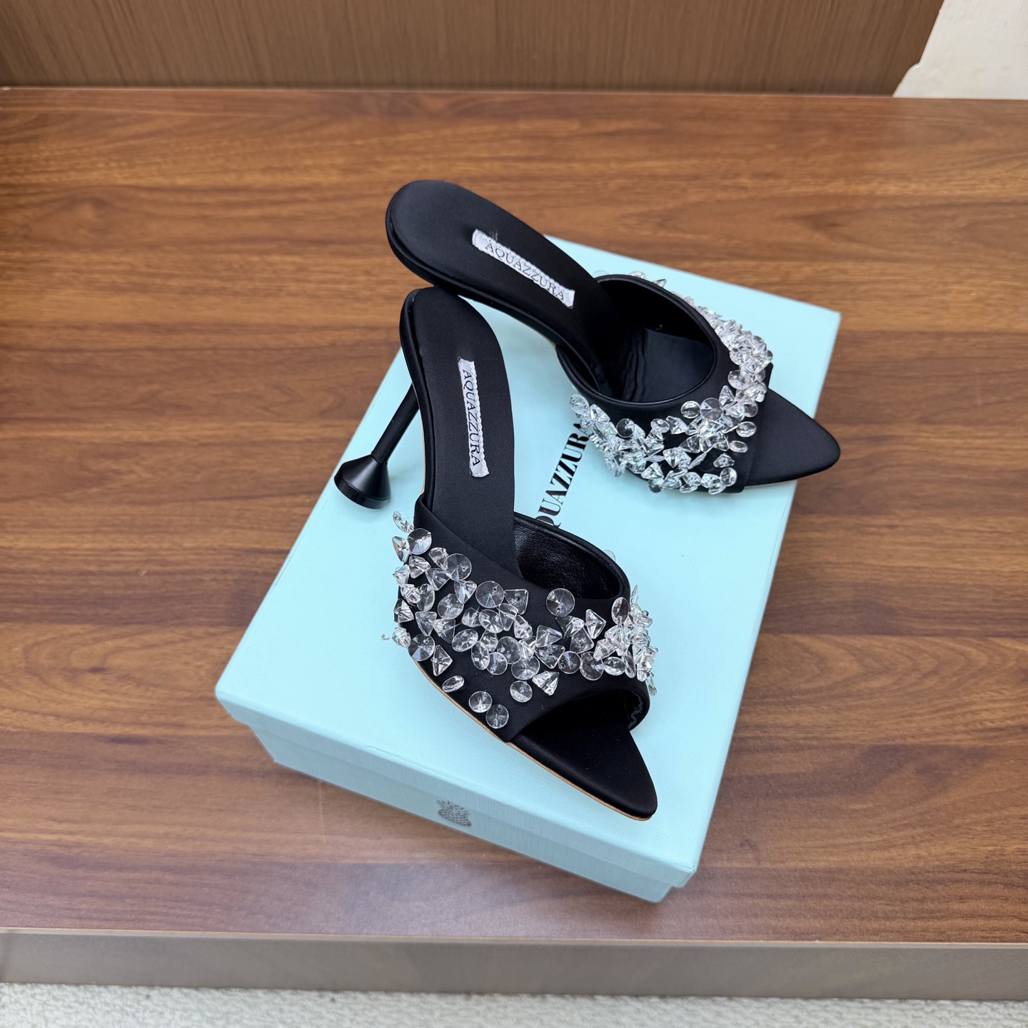 NO:931406,2026 spring and summer new style AQUAZZURA Zp original molded new hot diamond strap high-heeled sandals —————————— Made of original customized silk, original molded Swarovski rhinestone decorative buckle, super shiny golden iconic pineapple micro logo on the outsole, giving the item rich brand connotation and luxurious appearance. Genuine leather outsole sheepskin insole. The creation has beautiful and smooth appearance lines and is comfortable and fashionable on the feet. It is a must-have.  Upper cowhide/Yangjing Foot pads: sheepskin outsole Italian genuine leather outsole Heel height 8.5cm Shoe size: 36–42 (35, 41, 42 are custom-made and non-returnable), high heels and slippers, sandals, high heels, slippers, cowhide, sheepskin, real silk, sheep, Leather soles198609092026春夏新款 AQUAZZURA Zp 原版开模 新品烫钻 带子高跟凉鞋 ——————————— 采用原版定制真丝制成,原版开模施华洛奇水钻装饰扣,超闪 大底金色标志性菠萝微标赋予单品丰富的品牌内涵与奢华的外观单品真皮大底羊皮鞋垫 创作即外观线条优美流畅又上脚舒适时髦精必入款. 鞋面牛皮/羊京 脚垫: 羊皮 大底意大利真皮大底 跟高8.5cm 鞋码: 36–42（35、41、42定做不退换),高跟鞋拖鞋,sandals,high heels,slippers,cowhide,sheepskin,real silk,sheep,Leather soles,Women's Shoes