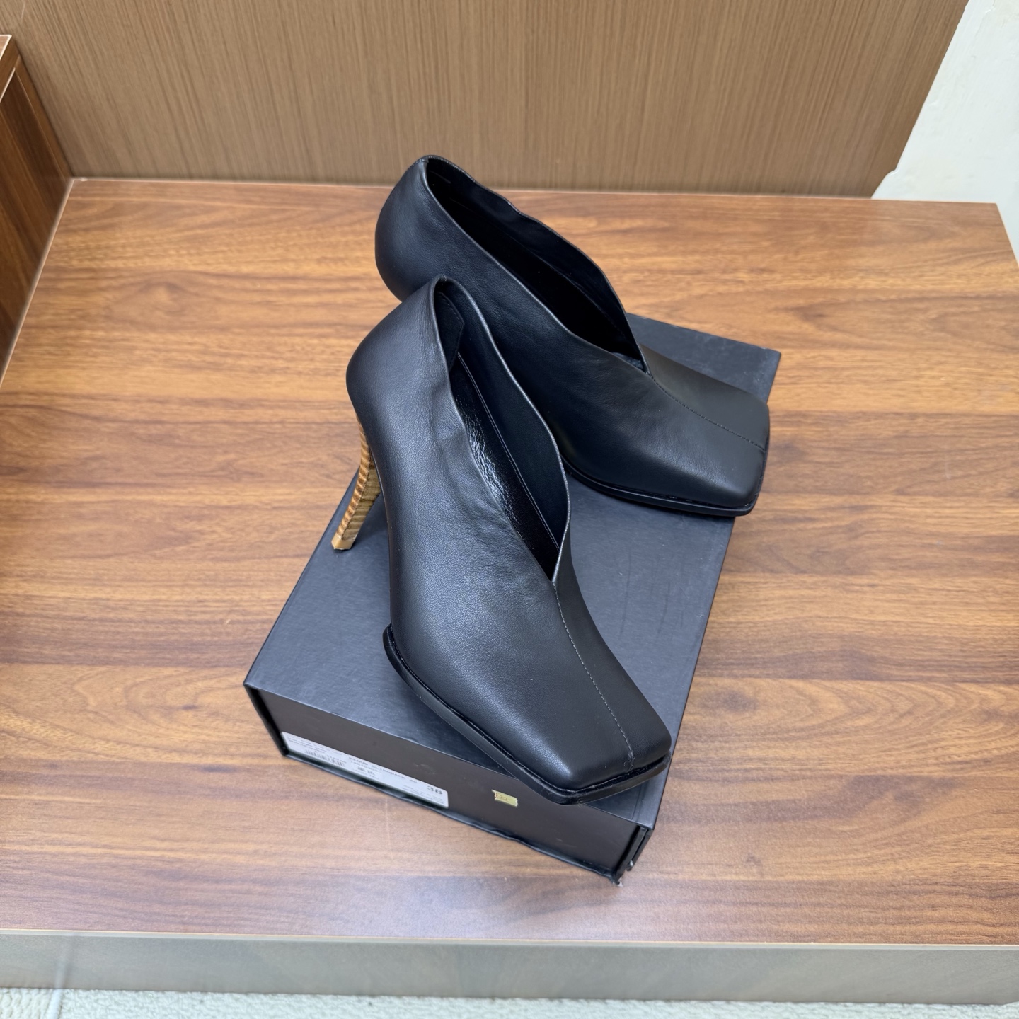NO:931483,2026 early spring new style ALAIA ALAIA minimalist style, fashionable and comfortable wedge-heeled hollow sandals, neat, capable and elegant ———————————— Fashionistas are looking for a pair of short boots that can combine comfort and style, and this pair is undoubtedly the best answer for this season!  Paired with simple straight jeans, it is a casual American style. Combined with a knitted dress, it is a gentle and elegant French style, which can be easily controlled in various occasions and becomes the finishing touch of autumn and winter outfits. Upper cowhide, lining sheepskin, sole Italian genuine leather outsole, heel height 9cm, size 35-39 (40.41.42 custom-made, non-returnable), high-heeled shoes, alaia, sandals, boots, high  heels,skirts,jeans,cowhide,sheepskin,Leather soles198609092026早春新款 ALAIA阿莱亚 极简风时髦舒适度满分的坡跟中空凉鞋 利落干练大方 ———————————— 时尚达人都在寻觅一双能兼顾舒适与风格的短靴 而这双无疑是这个季节的最佳答案！ 搭配简约的直筒牛仔裤 就是休闲的美式风格 与针织连衣裙组合 则是温柔优雅的法式风情 轻松驾驭各种场合 成为秋冬穿搭的点睛之笔. 鞋面牛皮 内里垫脚羊皮 鞋底意大利真皮大底 跟高9cm 码数35-39（40.41.42定做不退换）,高跟鞋单鞋,alaia,sandals,boots,high heels,skirts,jeans,cowhide,sheepskin,Leather soles,Women's Shoes
