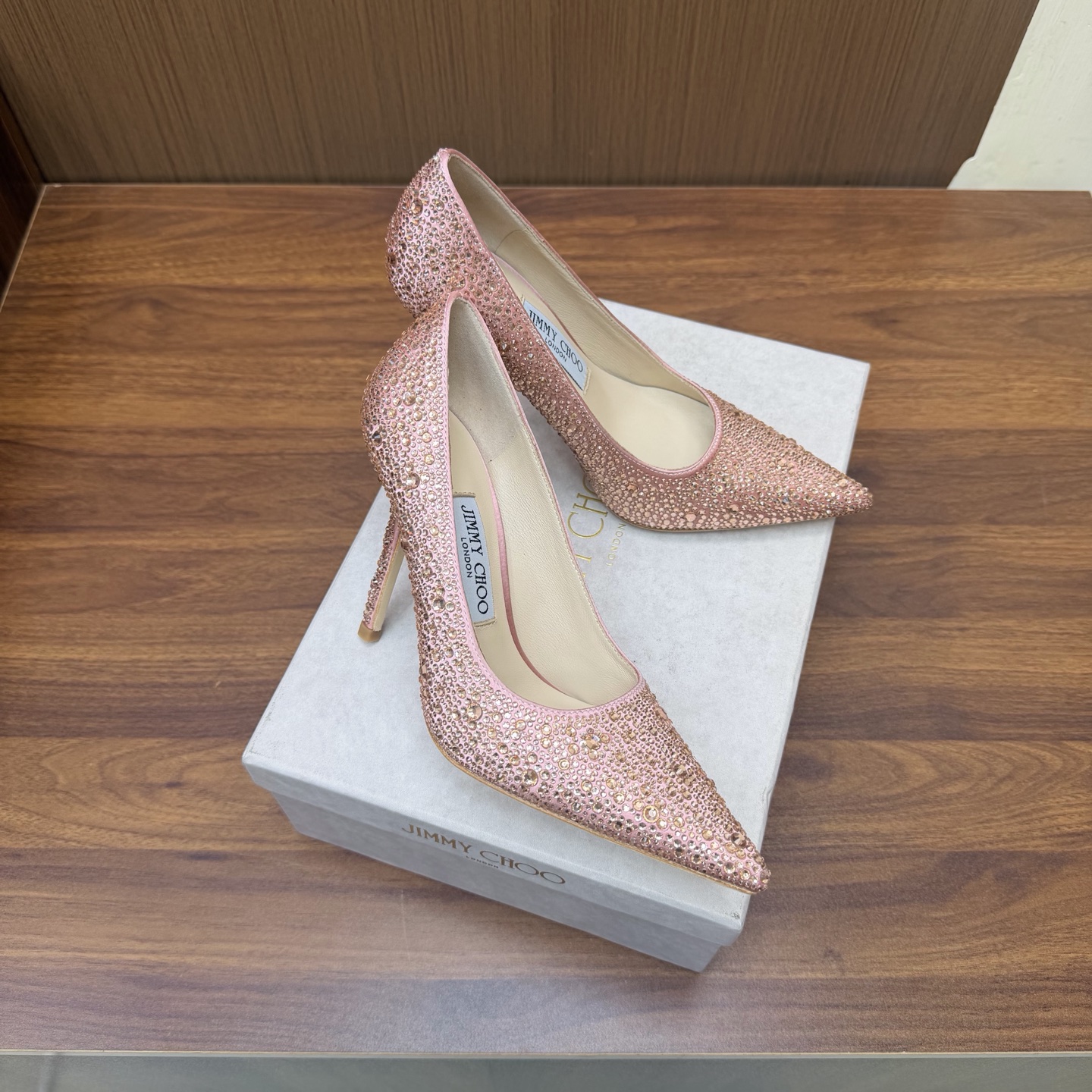 NO:931471,Rhinestone starry sky, market exclusive high version first release, 2026 new color matching, Jimmy Choo Saeda crystal shoe series, modern shoes, street style artifact SAE crystal chain high-heeled sandals, pointed slippers series, colorful color matching hot diamond model, eye-catching rainbow wedding shoes —————————— (The whole shoe is made of Swarovski crystal hot diamond) Personalized sandal series, 99%  The unique individual, plus the outstanding inspiration of 1, perfect street photography, allowing you to make blockbusters in seconds. A little sparkle, dazzling light, romantic photos are ready, lighting up your good mood. The heels are all hand-hot diamonds, and the original custom-made crystal diamond necklace is densely inlaid, weaving a starlight curtain ————————————— The fabric is high-grade silk satin with hot diamonds, the inner material is fine lambskin, the outsole is Italian AAA grade cowhide, and the heel height is 10cm  Size 35-39 (40, 41, 42 are custom-made and non-refundable), high-heeled shoes, jimmy choo, swarovski, sandals, high heels, necklace, cowhide, sheepskin, real silk19860909水钻星空 市场独家高版本首发 2026新配色 Jimmy Choo Saeda水晶鞋系列 摩登鞋履,街拍神器SAE水晶链高跟凉鞋 尖拖系列 幻彩拼色烫钻款 夺目彩虹婚鞋 ——————————（整鞋采用施华洛世奇水晶烫钻）个性凉鞋系,99％ 的独特个体,添上1的出众灵感,满分街拍,让你分分秒秒出大片.点点闪耀,璀璨炫光,浪漫的写真就绪,照亮你的好心情.鞋跟都是手工烫钻,原版定制水晶钻项链密密镶嵌,织出星光幕布 ————————————— 面料高级真丝缎烫钻 内料上等小羊皮 大底意大利三A级牛皮底 跟高10cm 码数35－39（40、41、42 定做不退换）,高跟鞋单鞋,jimmy choo,swarovski,sandals,high heels,necklace,cowhide,sheepskin,real silk,Women's Shoes