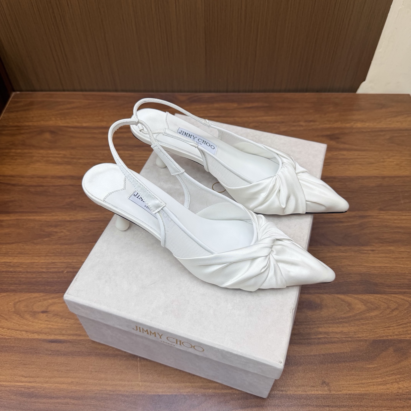 NO:931447,The new 2026 spring and summer Jimmychoo style and details are very particular!  Hot diamonds are not just decoration, they are the core highlight~ —————————————— The most interesting thing about this series is the sense of contrast and little surprises!  Soft pastels can also look bold, and their appearance is very contagious. Sandra Choi moved the oversized paper peonies into Milan, surrounded by greenery and flowers, as if walking into a surreal wonderland. What surprised me most about Jimmy Choo this season was the 'reconstruction of lace'. The metal toe splicing is no longer just a symbol of femininity, but has been deconstructed and spliced, turning it into a leader in footwear. Fabric: Imported silk Lining Imported custom-made lambskin outsole  Imported Italian raw color cowhide base size 35 to 39 (40 41 42 43 customized) Heel height: 6.5cm, high heels and sandals, jimmy choo, sandals, high heels, cowhide, sheepskin, real silk198609092026春夏新款Jimmychoo 版型和细节超讲究！烫钻不只是装饰,是核心亮点～ —————————————— 这个系列最有意思的就是反差感和小惊喜！ 柔和的粉彩色也能显得很大胆,颜值很有感染力.SandraChoi把超大纸艺牡丹搬进米兰,四周绿意与花卉簇拥,仿佛走进一个超现实的仙境  这一季JimmyChoo最让我惊喜的是“蕾丝的再造”.金属鞋头拼接,它不再只是柔美的象征,而是被解构、拼接,化作鞋履上的佼佼者 面料: 进口真丝 内里 进口意制小羊皮  大底 进口意大利原色牛皮底码数 35一39（40 41 42 43定制) 跟高:6.5cm,高跟鞋凉鞋,jimmy choo,sandals,high heels,cowhide,sheepskin,real silk,Women's Shoes