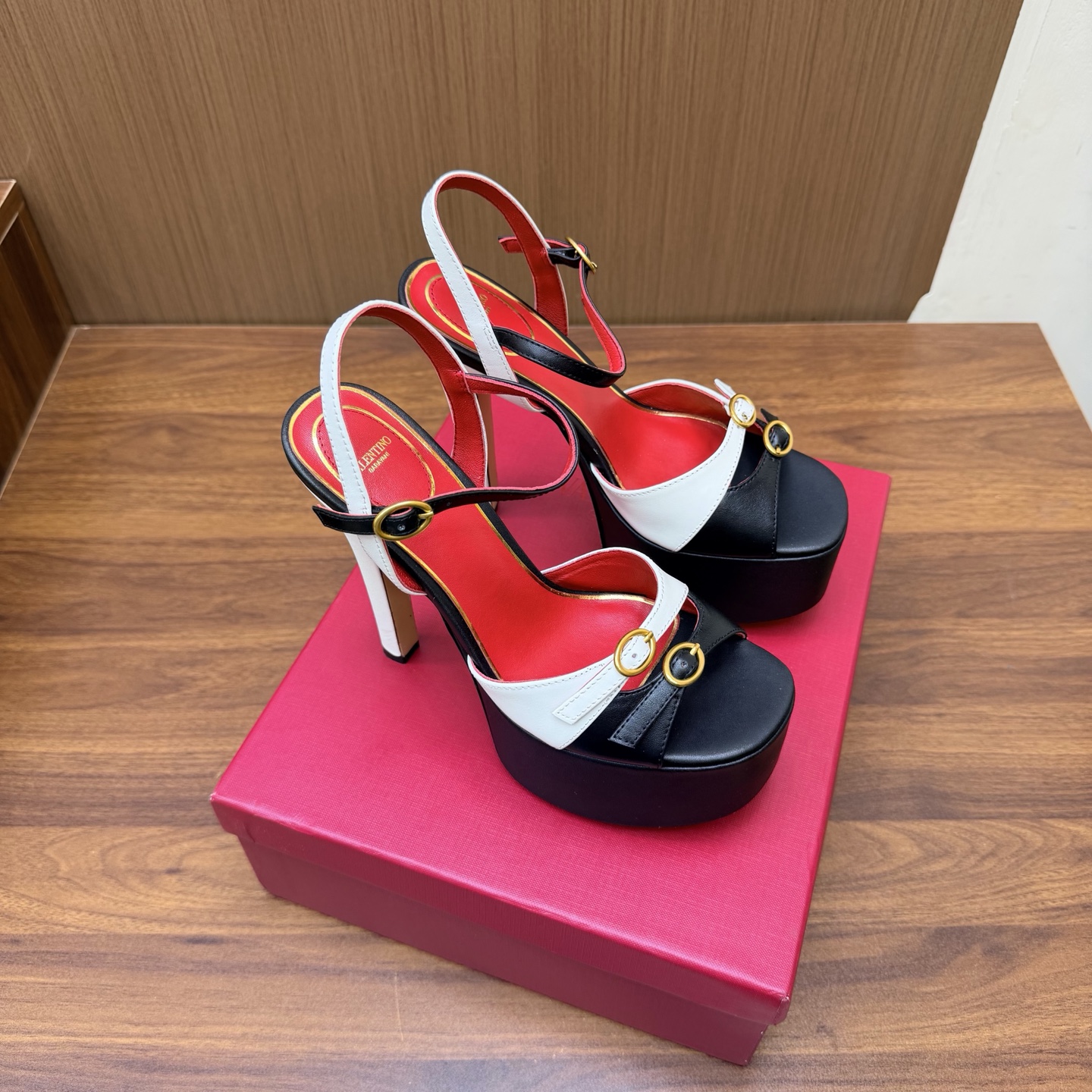NO:931423,Popular Valentin classic big V buckle, sky-high waterproof platform high-heeled sandals, classic big V buckle element design and matching ———————————— Highlights the brand’s unique design style, luxurious and fashionable, highly recognizable, exquisite round toe, perfect side arc, extremely pure taste, little wild, ladylike temperament, full of femininity, upper made of cowhide/patent leather, lining made of mixed sheepskin, original molded hardware buckle, Italian imported cowhide outsole  Heel height 14.5cm, platform 5cm, size 35-39 (customized 40/41/42), high heels and sandals, valentino, valentino, sandals, high heels, cowhide, sheepskin19860909爆款 Valentin华伦天伦经典大V扣恨天高防水台高跟凉鞋经典的大V扣元素设计搭配 ————————————— 彰显了品牌独有的设计风格 奢华时尚 极有辨识度 精致的圆头 侧身弧线完美 味儿特别纯正 小小野性  名媛气质女人味十足 鞋面采用牛皮/漆皮 内里采用混种羊皮 原版开模五金扣 意大利进口牛皮大底 跟高14.5cm 水台5cm 码数35-39（40/41/42定制）,高跟鞋凉鞋,valentino,valentino,sandals,high heels,cowhide,sheepskin,Women's Shoes