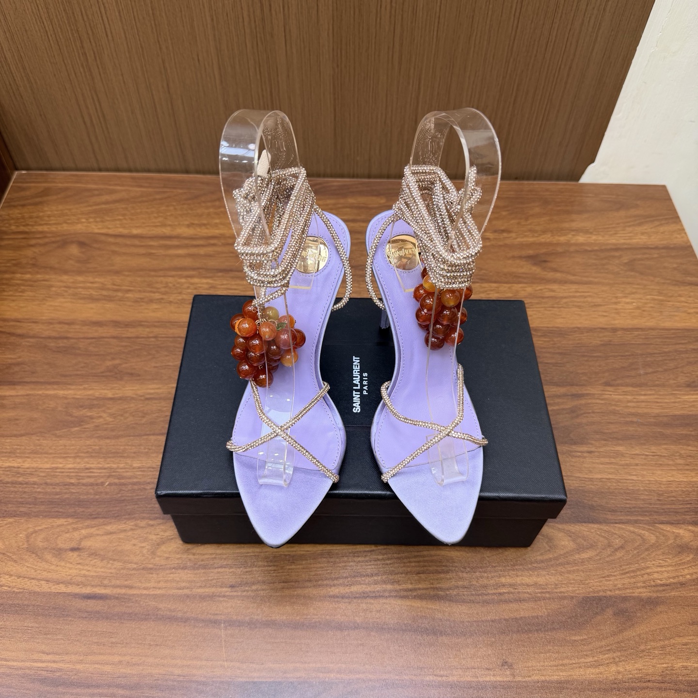 NO:931089,High version of the 2026 spring and summer new YSL Saint Laurent / YSL grape pendant high heels. Super super invincible and popular high-heeled grape pendant strap sandals —————————————— This hardware buckle of each layout in our house must be molded and customized at 1:1!  The effect is very comfortable, the foot feels great, and it can be matched naturally whether you pair it with jeans, a small suit, or a skirt. Silk upper, silk lining, leather outsole, heel height 10cm, size 35-42 (40, 41, 42 customized, non-returnable and non-exchangeable), high heels and sandals, saint laurent, saint laurent, saint laurent, sandals, high heels, skirts, jeans, real silk, Leather soles19860909高版本2026春夏新款 YSL Saint Laurent / 圣罗兰ysl 葡萄吊坠 高跟 超级超级无敌火爆的高跟葡萄吊坠绑带凉鞋 —————————————— 这款我们家每个版面的五金扣都要开模1:1定制！效果非常舒服,脚感很棒,而且无论你搭配牛仔裤,小西服,裙子,都能搭配自然 鞋面真丝 内里真丝 鞋底真皮大底 跟高10cm 尺码35-42（40、41、42定制不退不换),高跟鞋凉鞋,saint laurent,saint laurent,saint laurent,sandals,high heels,skirts,jeans,real silk,Leather soles,Women's Shoes