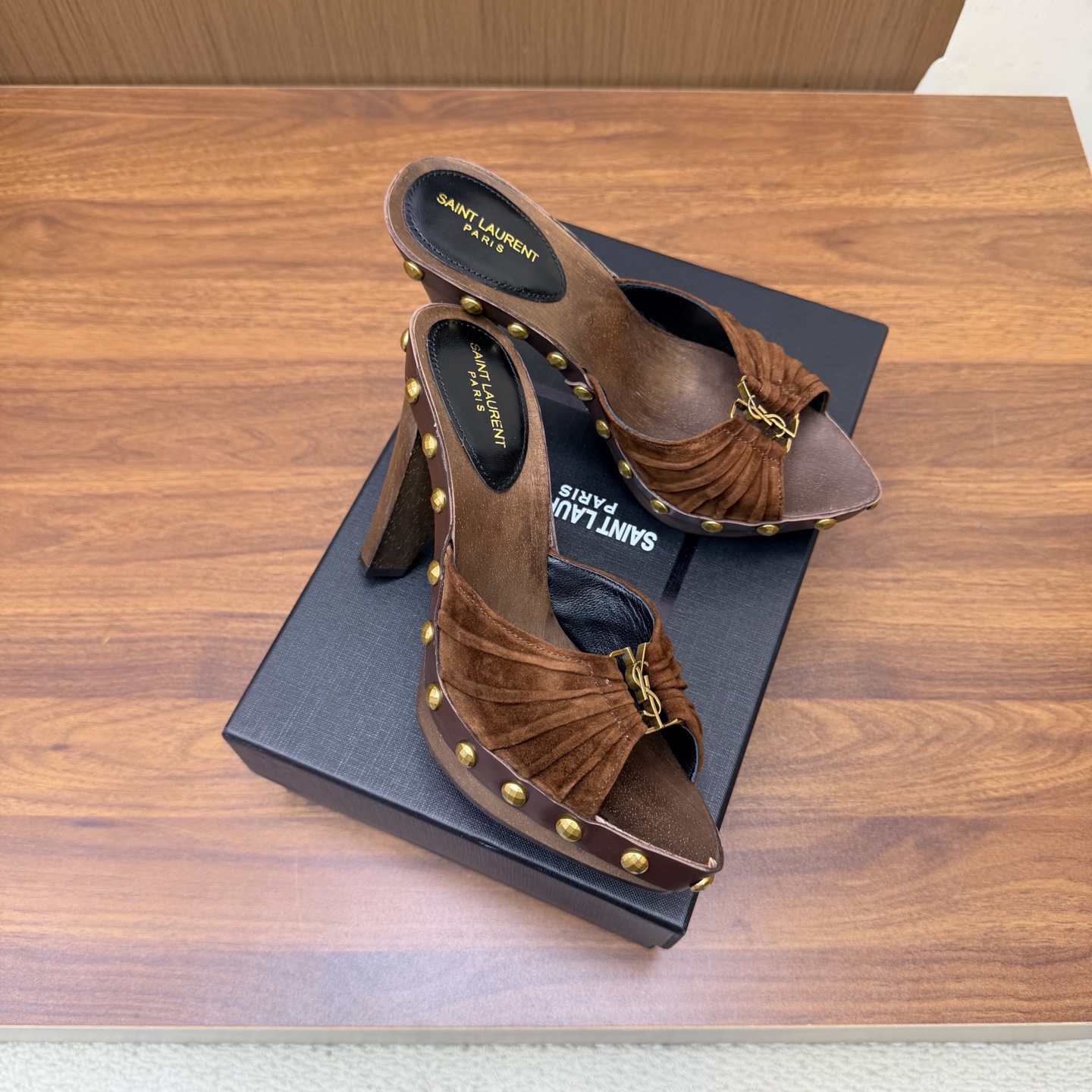 NO:929352,Top quality Saint Laurent/Yves Saint Laurent LeeYSL 2026 new wooden heel sandals —————————————— Beautiful beauty is Yves Saint Laurent in the world. Rose’s high-heeled shoes of the same style are very good at modifying the foot shape, and the luxurious metal chain. In recent years, SLP has become more and more understanding of women in high-heeled shoes and has gone away from the awkward design impression of this style. ysl beautiful sandals and slippers. Genuine leather uppers. Handmade wooden soles for soles.  Size 35-42 (40-42 customized, non-refundable and non-exchangeable), high heels and slippers, loro piana, saint laurent, saint laurent, saint laurent, sandals, high heels, slippers19860909顶级品质Saint Laurent / 圣罗兰LeeYSL 2026新款木跟凉鞋 ————————————— 美丽尤物又是人间圣罗兰 Rose同款的高跟鞋化很好修饰脚型,奢华金属链 这几年SLP是在高跟鞋越来越懂女人了朝摒奔了款的尴尬设计印象ysl绝美凉鞋拖鞋 鞋面真皮 鞋底纯手工木跟木底 尺码35-42(40-42定制不退不换),高跟鞋拖鞋,loro piana,saint laurent,saint laurent,saint laurent,sandals,high heels,slippers,Women's Shoes