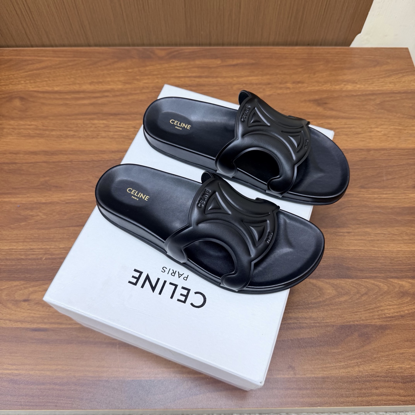 NO:931413,2026 new summer style Celine spring and summer new Arc de Triomphe slippers and beach shoes are hot new ————————————— The upper is made of original customized first-layer oil wax leather (two-color effect is obvious). The oil edge technology is computer high-temperature and high-frequency embossing technology. The font is clear and the upper is three-dimensional. A classic and versatile slipper worthy of your summer. Size35-41 (40, 41. Customization is not returnable), slippers, celine, slippers198609092026夏季新款 Celine春夏新款凯旋门拖鞋沙滩鞋火爆上新 ————————————— 鞋面采用原版定制头层油蜡皮（双色效果明显） 油边工艺电脑高温高周波压花工艺字体清晰鞋面立体感强一款经典百搭的拖鞋值得你夏日拥有 Size35-41（40、41.定制不退换）,拖鞋,celine,slippers,Women's Shoes