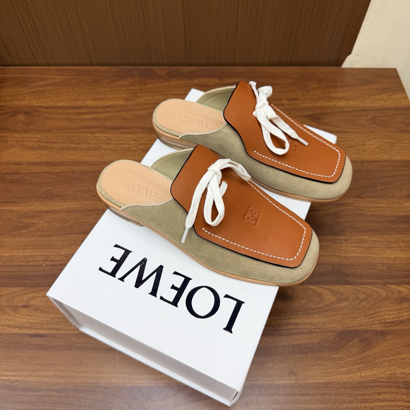 NO:931403,Loewe｜Loewe 6 spring and summer new toe-toe slip-on shoes are minimalist style. A pair of square toe and half-toe shoes are too textured, and they are lazy and atmospheric ————————— This season’s items are super interesting and popular all over the Internet. They look good on your feet and are a must-have item for fashion this year. The materials are all made of imported cowhide combined with high-mercerized cow suede. The lining is sheepskin and the outsole is genuine leather.  Code number 35-41 (.40.41 customized), half drag, loewe, loewe, cowhide, sheepskin19860909Loewe｜罗意威6春夏新品包头托鞋极简风 太有质感的一双方头半拖了,慵懒大气 ——————————— 本季单品超级有意思全网都火爆了,上脚好看,今年时髦必备单品 材质全部采用进口牛皮跟高丝光牛反绒结合 内里羊皮 大底真皮底 码数35-41（.40.41定制）,半拖,loewe,loewe,cowhide,sheepskin,Women's Shoes