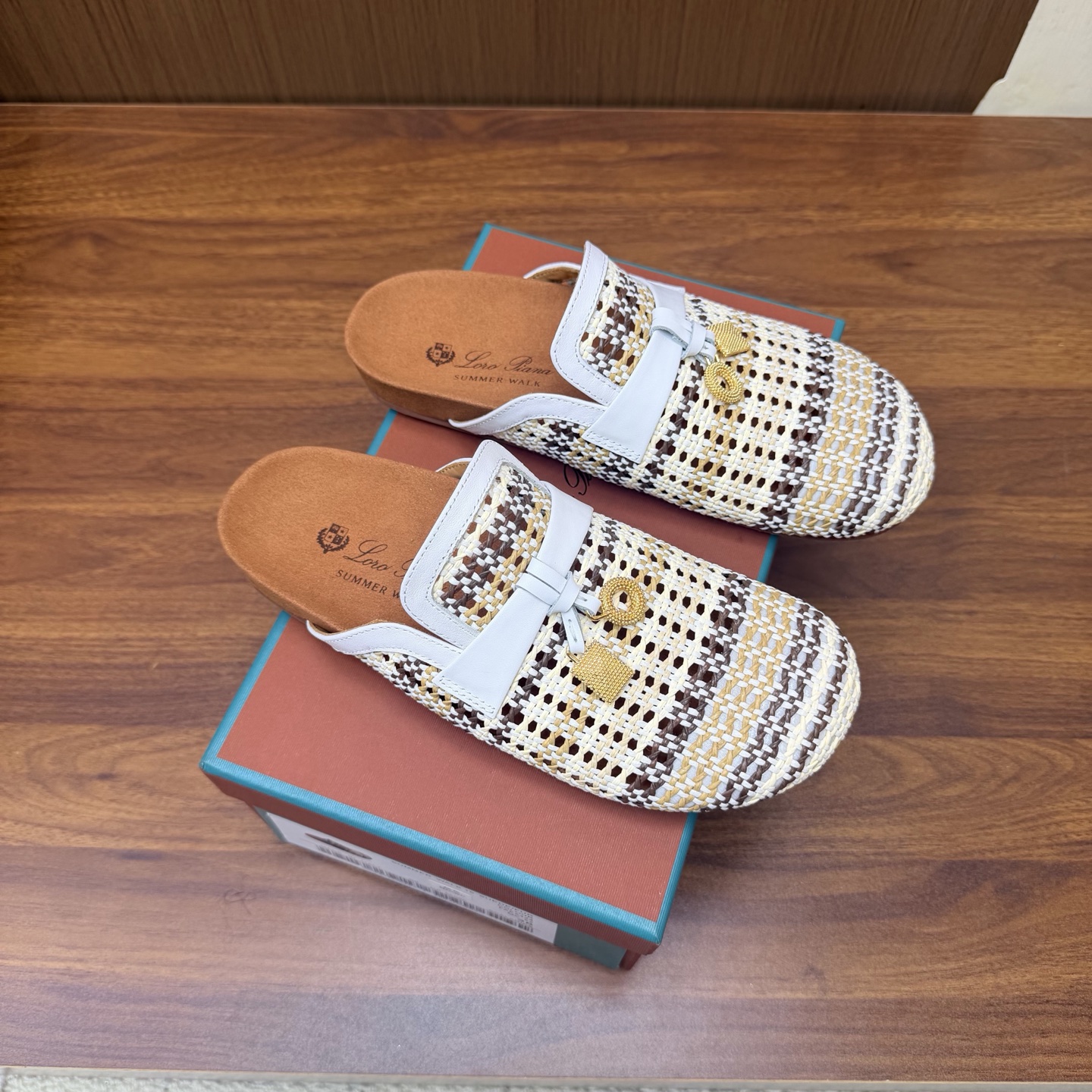 NO:931394,The top version of Loro Piana/ LP 56 spring and summer, these retro and beautiful woven Boken slippers are flat and minimalist style. Couple model ——————————Female Men Simple and fashionable Relaxed sense of luxury Fashion darlings look over. It is simply the new darling of the fashion circle. Simple design and unique. Revealing a lazy summer atmosphere. Classic logo metal buckle elements on the upper are cleverly embellished. Elegant and playful. Fashionable essentials. Feel the summer-like high-end wear~ The upper is made of original imported cowhide.  Lining with padded sheepskin. Original leather outsole imported from Italy. Size 35-39 (40/41 customized, non-refundable). Men's size 39-45 (45 customized). Comes with original packaging, half drag, loro piana, loro piana, slippers, cowhide, sheepskin, Leather soles.19860909顶级版本Loro Piana/ LP 56春夏这款复古绝美编织博肯拖鞋平底极简风 情侣款 ——————————女 男 简约即时髦 松弛的高级感 时尚宠儿看过来 简直是时尚圈新宠 简易设计独特 透着夏日慵懒氛围 鞋面经典logo金属标扣元素巧妙点缀 优雅又俏皮 时髦精必备 感受夏日感高级穿搭~ 鞋面采用原版进口牛皮 内里垫脚羊皮 意大利进口原色真皮大底 码数35-39（40/41定做不退换） 男码39-45（45定制） 配原版包装,半拖,loro piana,loro piana,slippers,cowhide,sheepskin,Leather soles,Women's Shoes