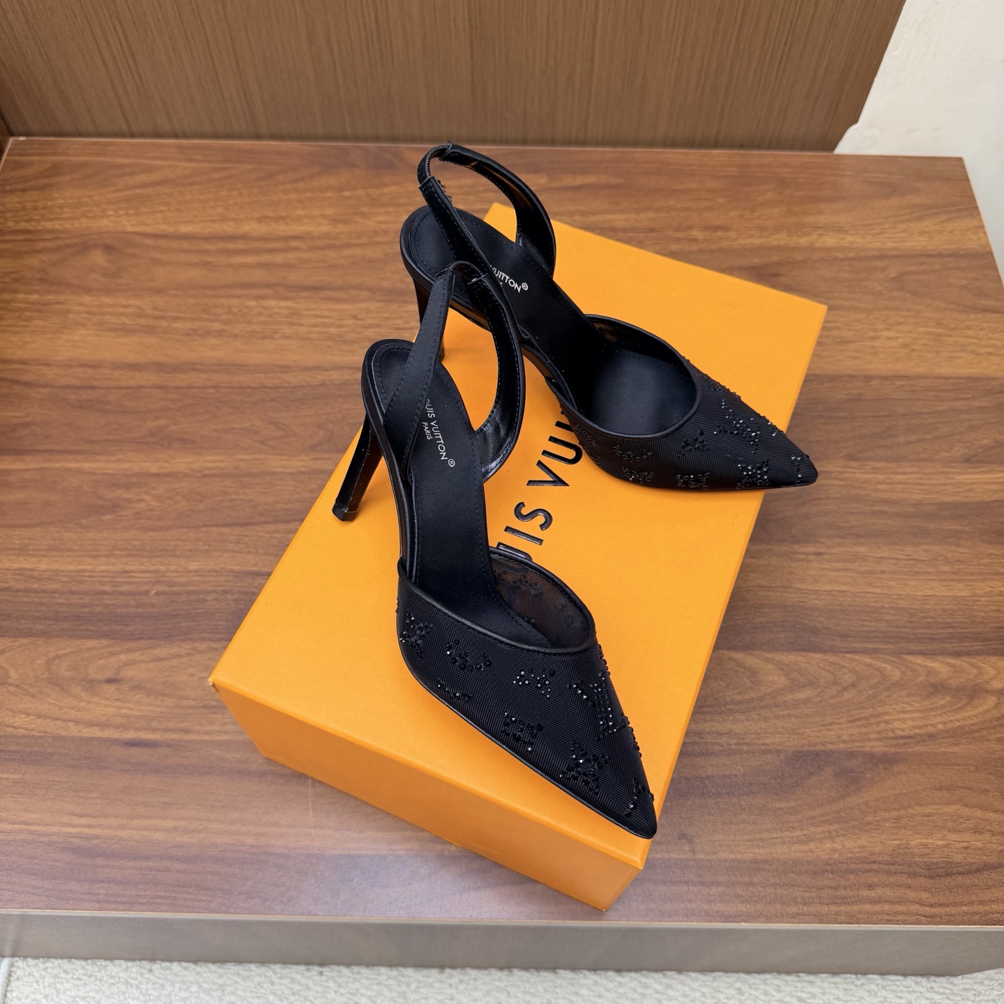 NO:931363,High version LV Louis Vuitton 26 2026 early spring new products. The top version counter features the latest model. Mesh hot-drilled hard-marked Muller half-drag/hollow sandals. Hard goods are new. ——————————High version.  vuitton,louis vuitton,sandals,high heels,sheepskin,Leather soles19860909高版本 LV 路易威登 26 2026早春新品 顶级版本专柜主打最新款 网纱烫钻硬标穆勒半拖/中空凉鞋 硬货上新 ————————————高版本 鞋面原版网纱烫钻 内里进口山羊皮里 大底真皮大底（8.5cm） 鞋码: 35-41（40、41、定制不退换）,半拖高跟鞋,louis vuitton,louis vuitton,sandals,high heels,sheepskin,Leather soles,Women's Shoes