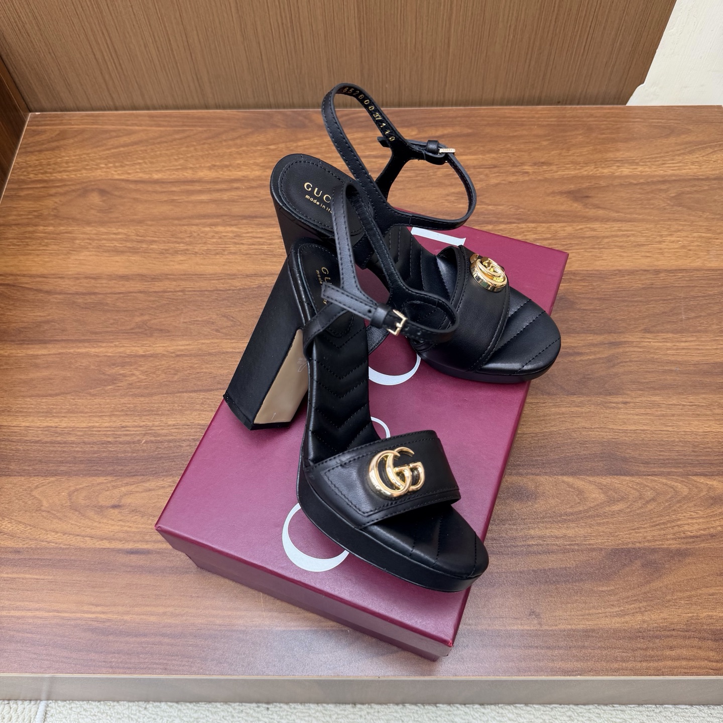 NO:931341,2026 New Spring New Gucci Early Spring Double G Thin Strap High-heeled Water Platform Sandals ———————————— Encrusted with fine rhinestones that sparkle under the refraction of light. They are not exaggerated but have high-gloss recognition. They are the contemporary translation of the brand’s century-old DNA. The 10.5cm high heels are tall and stylish. They can naturally elongate the body proportions on the feet of small people. They are versatile and suitable for all scenes. Pair with silk suspender skirts.  It is gentle and elegant for dating and commuting. It is paired with high-waisted wide-leg pants and a simple shirt. It has a smart and modern style. Paired with a floral tea dress, it is suitable for early spring vacations. It can easily become the finishing touch of the style. It is suitable for switching between day and night. The fabric is made of original cowhide and the lining is sheepskin. The genuine leather sole is imported from Italy. The heel height is 12cm, size 35-39 (customized for 40/41/42), high-heeled sandals, gucci, sandals, high  heels,skirts,shirts,cowhide,sheepskin,real silk,Leather soles198609092026新春新款 Gucci早春双G细带高跟水台凉鞋 ———————————— 满镶细碎水钻 光线折射下闪映莹润光泽 不浮夸却自带高光辨识度 既是品牌百年DNA的当代转译 10.5cm高跟挺拔有型 小个子上脚可自然拉长身形比例 百搭属性适配全场景穿搭 搭配真丝吊带裙 是约会通勤的温柔奢雅 配高腰阔腿裤与简约衬衫 干练摩登格调 搭碎花茶歇裙 适配早春度假出行 轻松成为造型点睛之笔 昼夜切换造型皆得体出众. 面料采用原版牛皮 内里踮脚均为羊皮 意大利进口真皮大底 跟高12cm size35-39（40/41/42定制）,高跟鞋凉鞋,gucci,sandals,high heels,skirts,shirts,cowhide,sheepskin,real silk,Leather soles,Women's Shoes