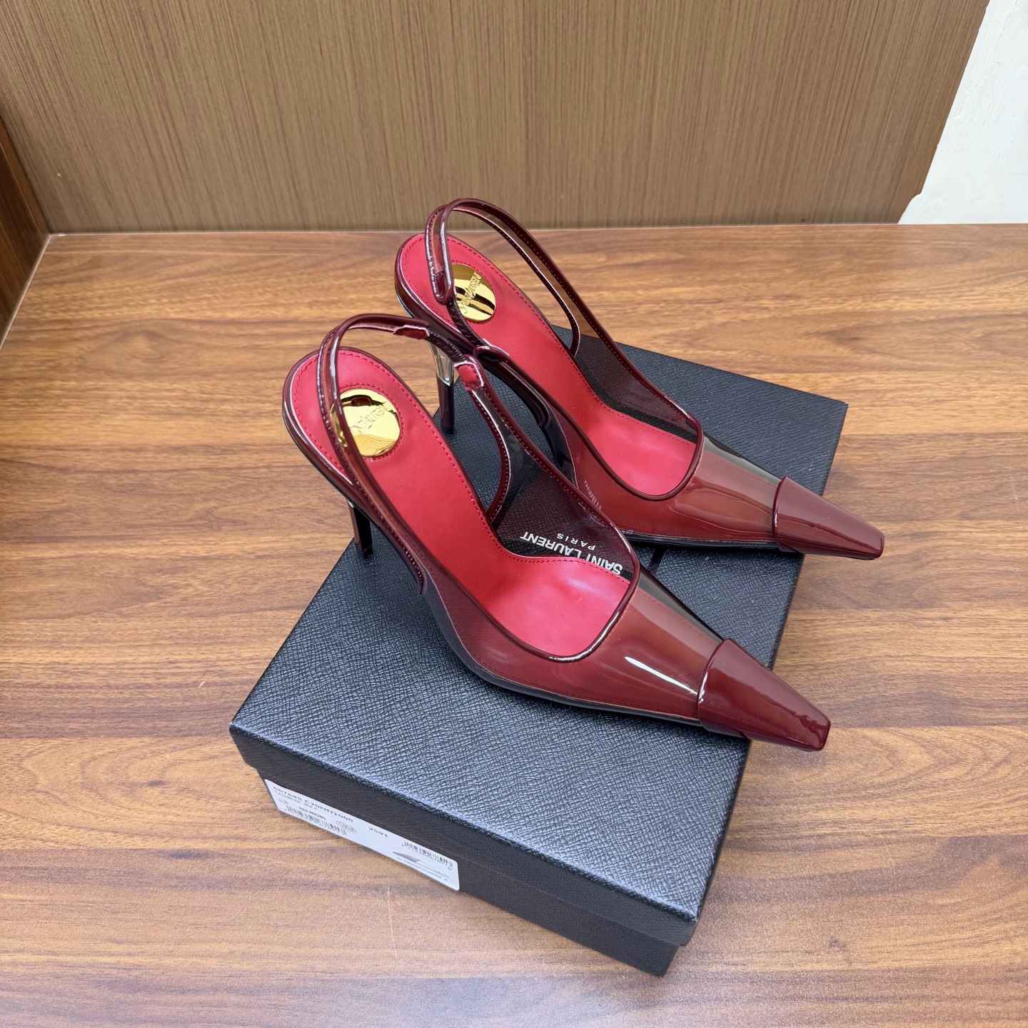 NO:931304,High version of the 2026 spring and summer new YSL Saint Laurent / Yves Saint Laurent YSL slippers. Super super invincible and popular high-heeled PVC film sandals —————————————— This hardware buckle of each layout in our house must be molded and customized at 1:1!  The effect is very comfortable, the foot feels great, and whether you pair it with jeans, a small suit, or a skirt, it can be matched naturally. PVC film upper, sheepskin lining, genuine leather outsole, heel height 8.5cm, size 35-42 (40, 41, 42 customized, non-refundable), high-heeled sandals, saint laurent, saint laurent, saint laurent, sandals, high  heels,slippers,skirts,jeans,sheepskin,Leather soles19860909高版本2026春夏新款 YSL Saint Laurent / 圣罗兰ysl拖鞋 超级超级无敌火爆的高跟pvc胶片凉鞋 —————————————— 这款我们家每个版面的五金扣都要开模1:1定制！效果非常舒服,脚感很棒,而且无论你搭配牛仔裤,小西服,裙子,都能搭配自然 鞋面pvc胶片 内里羊皮 鞋底真皮大底 跟高8.5cm 尺码35-42（40、41、42定制不退不换),高跟鞋凉鞋,saint laurent,saint laurent,saint laurent,sandals,high heels,slippers,skirts,jeans,sheepskin,Leather soles,Women's Shoes