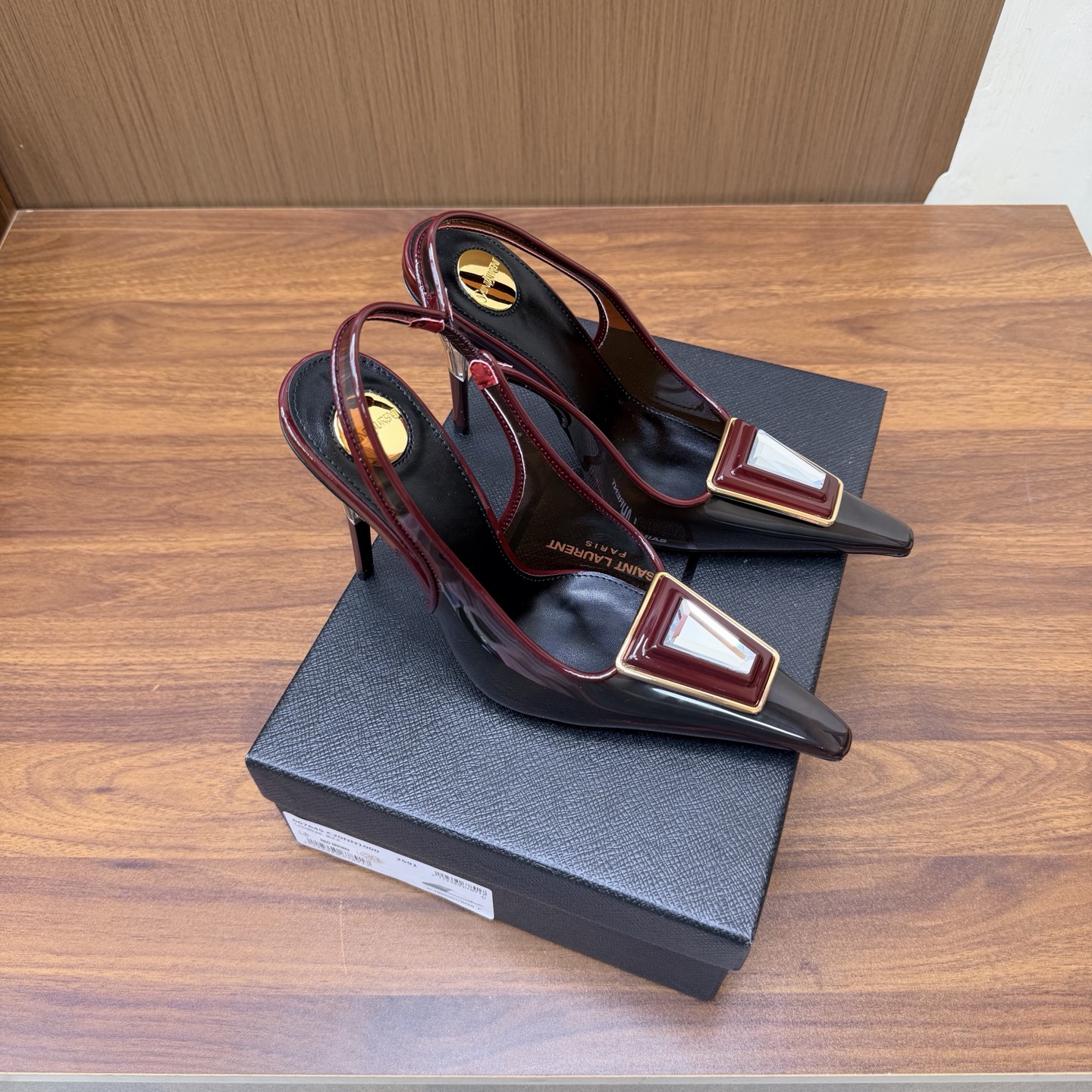 NO:931317,High version of the 2026 spring and summer new YSL Saint Laurent / YSL jeweled high heels. Super super invincible and popular high-heeled PVC film sandals —————————————— This hardware buckle of each layout in our house must be molded and customized at 1:1!  The effect is very comfortable, the foot feels great, and whether you pair it with jeans, a small suit, or a skirt, it can be matched naturally. PVC film upper, sheepskin lining, genuine leather outsole, heel height 8.5cm, size 35-42 (40, 41, 42 customized, non-refundable), high-heeled sandals, saint laurent, saint laurent, saint laurent, sandals, high  heels,skirts,jeans,sheepskin,Leather soles19860909高版本2026春夏新款 YSL Saint Laurent / 圣罗兰ysl 宝石高跟 超级超级无敌火爆的高跟pvc胶片凉鞋 —————————————— 这款我们家每个版面的五金扣都要开模1:1定制！效果非常舒服,脚感很棒,而且无论你搭配牛仔裤,小西服,裙子,都能搭配自然 鞋面pvc胶片 内里羊皮 鞋底真皮大底 跟高8.5cm 尺码35-42（40、41、42定制不退不换),高跟鞋凉鞋,saint laurent,saint laurent,saint laurent,sandals,high heels,skirts,jeans,sheepskin,Leather soles,Women's Shoes