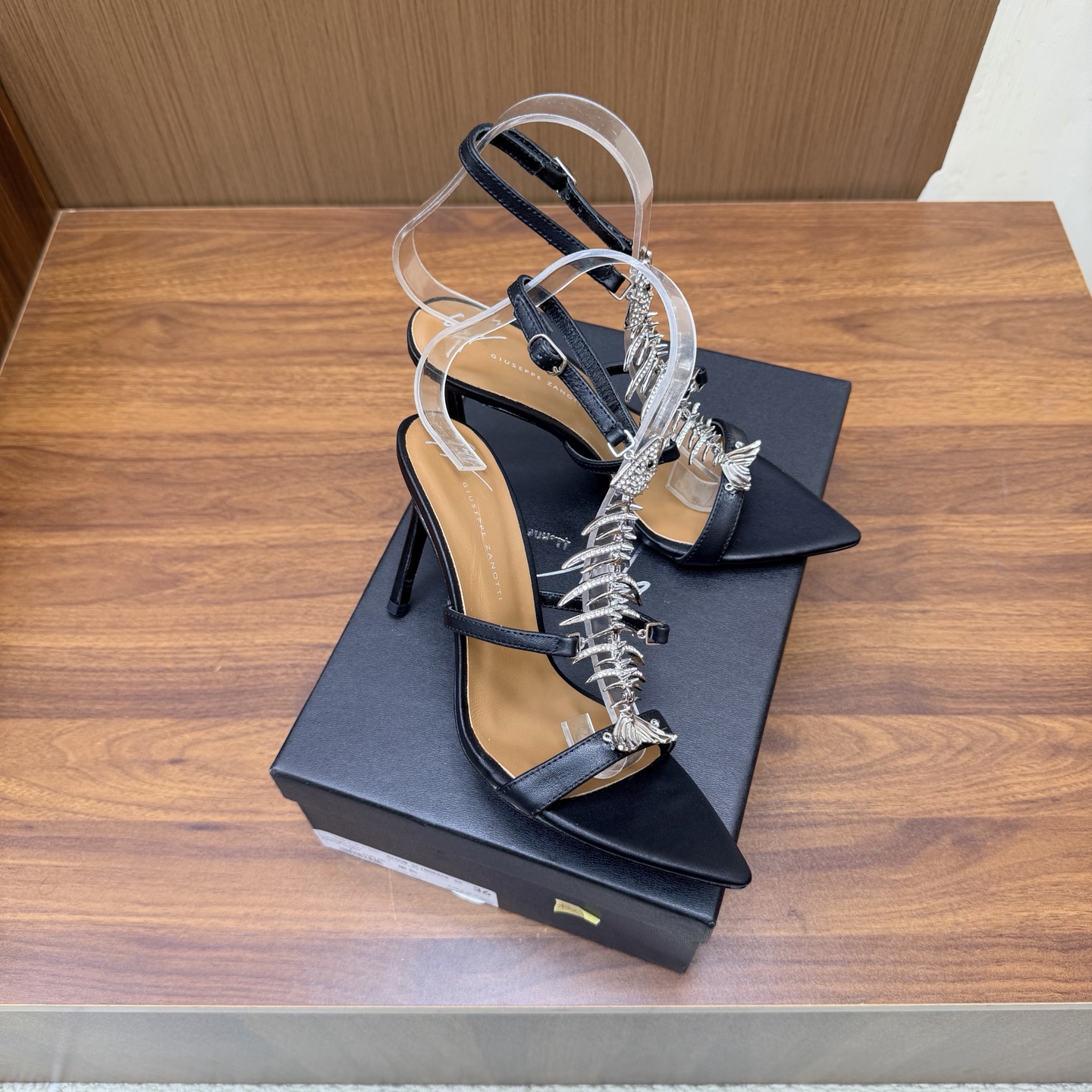 NO:929643,Giuseppe Zanotti 26ss new product fishbone diamond chain high heels really understand women's hearts —————————————— GZ high heels that can kill both men and women. I love them. They are indeed the brand that understands women best. They are sold out as soon as they are new. Especially the side line design is smooth, natural and very slim. It makes the whole pair of shoes full of layers and feminine. No matter what your usual style is, please be sure to try it!  Upper cowhide, lining mixed sheepskin, original Italian genuine leather outsole, heel height 9cm, Size 35–41 (40, 41 customization is non-returnable and non-exchangeable), high-heeled sandals, sandals, high heels, cowhide, sheepskin, Leather soles19860909Giuseppe Zanotti 26ss新品 鱼骨钻链 高跟鞋果然很懂女人心 ———————————— GZ斩男又斩女的高跟鞋 爱了 不愧是最懂女人的品牌 上新即售空 尤其是侧面线条设计流畅自然还很显瘦 让整双鞋层次感十足又富有女人味 不管你平时什么风格 请你一定要试试它！ 鞋面牛皮 内里混种羊皮 原版意大利真皮大底 跟高9cm Size 35–41（40、41定制不退不换）,高跟鞋凉鞋,sandals,high heels,cowhide,sheepskin,Leather soles,Women's Shoes