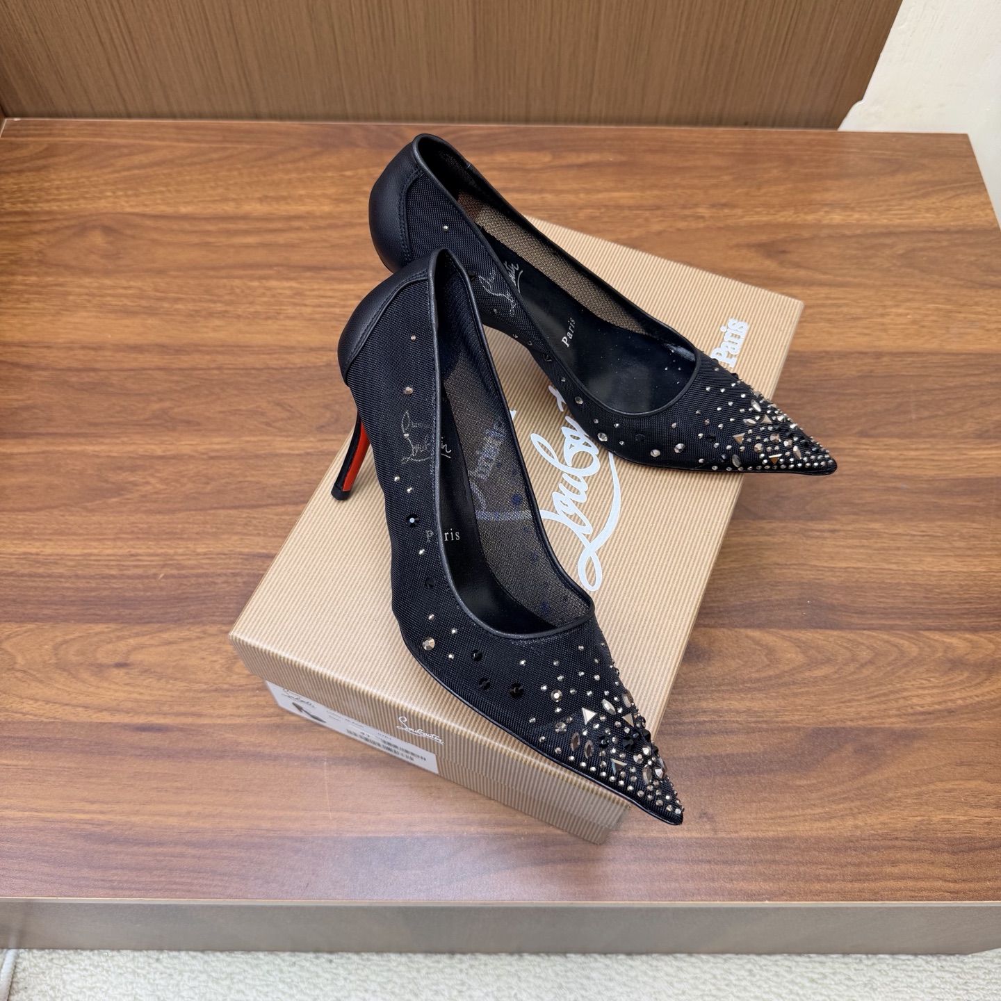 NO:931291,Christian Louboutin | 2026 s original CL new show high heels~ Fashion catwalk red-soled sandals ———————————— New red-soled metal heels and fiery rose high-heeled shoes. There is nothing to say, they are completely beautiful and crazy #fatal temptation. Upper: Beautiful new style, with roses in full bloom on the toes, sewn from petals into flowers, and inlaid with crystals, all hand-stitched. The upper foot is exquisite and attractive. The material is mesh with hot diamonds and the inner sheepskin lining.  Outsole Original imported top quality genuine leather outsole Size 35–42 (35.40.41.42) Customized and non-returnable Heel height 8cm, high-heeled shoes, christian louboutin, sandals, high heels, sheepskin, Leather soles19860909Christian Louboutin | 2026 s原版CL全新秀款高跟鞋～ 时装走秀红底凉鞋 ———————————— 新款红底金属跟火红玫瑰高跟鞋 没什么好说的就是一整个美疯#致命的诱惑 鞋面:绝美的新款,盛放足尖上的玫瑰,从花瓣缝制为花朵,在到水晶的镶嵌均全部纯手工缝制 上脚精致逼人 材质网纱烫钻 内里羊皮里 大底原版进口顶级真皮大底 Size35–42（35.40.41.42）订做不退换 跟高8cm,高跟鞋单鞋,christian louboutin,sandals,high heels,sheepskin,Leather soles,Women's Shoes