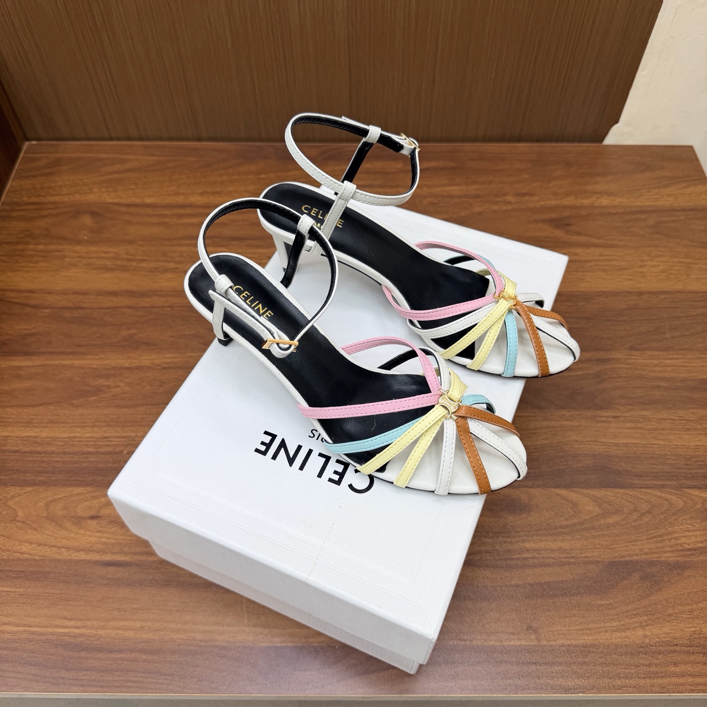 NO:931370,The classic long-term product Celine 2026 vs the latest popular sandal series in spring and summer [Pig cage Arc de Triomphe high-heeled sandals] ————————————————————————————————————————————————————————————————————————————————————————————————————————————————————  6CM (can be made into 8.5cm) Packaging: Original full set of packaging Size: 35-42 (40, 41, 42 customization is not returnable), high heels and sandals, celine, sandals, high heels, cowhide, sheepskin, Leather soles19860909经典长期做货 Celine赛*琳2026vs春夏最新爆款凉鞋系列【猪笼凯旋门 高跟凉鞋】 ———————————— 夏季搭配佳品,简直绝绝子了复古的点上带上了满分时髦感颜值绝原版购入开发,依旧最高输出,还原原版定制复古感…… 面料:定制牛皮 内里:进口羊皮 垫脚:进口羊皮 大底:进口真皮大底 跟高: 6CM（可做8.5cm） 包装:原版全套包装 码数:35-42（40、41、42定制不退换）,高跟鞋凉鞋,celine,sandals,high heels,cowhide,sheepskin,Leather soles,Women's Shoes