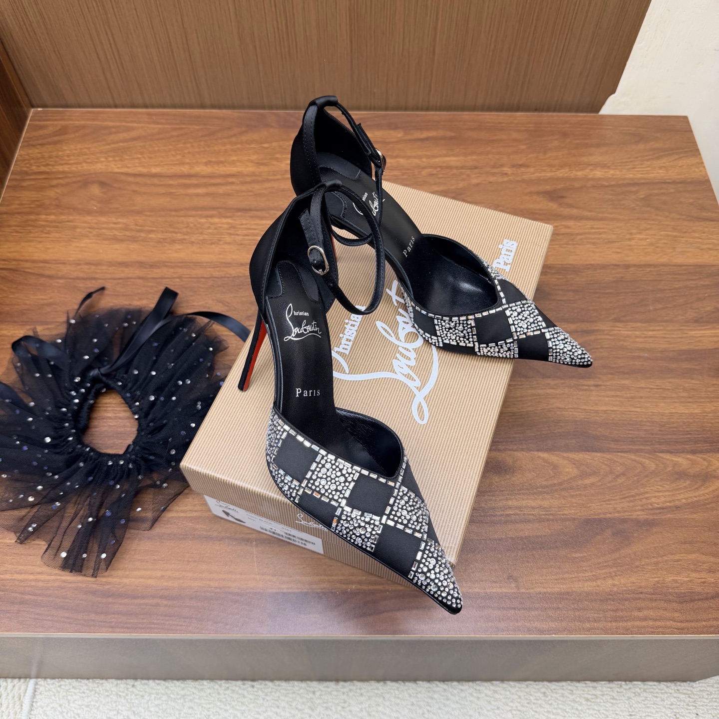 NO:929390,2026 spring and summer new fashion catwalk silk hot-drilled high-heeled sandals CL red soles forever ——————With no lace With lace Red-soled high heels New red-soled ballet high-heeled shoes There is nothing to say, just a whole beautiful crazy #fatal temptation I just tried it on my feet, very easy to wear, very stable and also very beautiful #red-soled shoes Super comfortable high-heeled shoes Feminine shoes must have a pair of red-soled shoes Silk hot-drilled shoes on the upper Sheepskin lining Heel height 10cm  Free shipping CL full set of original packaging 35-42 (40, 41, 42 customized), high heels and sandals, christian louboutin, sandals, high heels, sheepskin, real silk198609092026春夏新款时装走秀真丝烫钻高跟凉鞋 CL红底永远的 —————————不带蕾丝 带蕾丝 红底高跟 新款红底芭蕾高跟鞋 没什么好说的 就是一整个美疯#致命的诱惑 刚刚上脚试了 非常好穿非常稳 也非常美#红底鞋 超舒适的高跟鞋 女人味鞋子必须有一双红底鞋 鞋面真丝烫钻 内里羊皮 跟高10cm 包邮CL全套原版包装 35-42（40、41、42定制）,高跟鞋凉鞋,christian louboutin,sandals,high heels,sheepskin,real silk,Women's Shoes